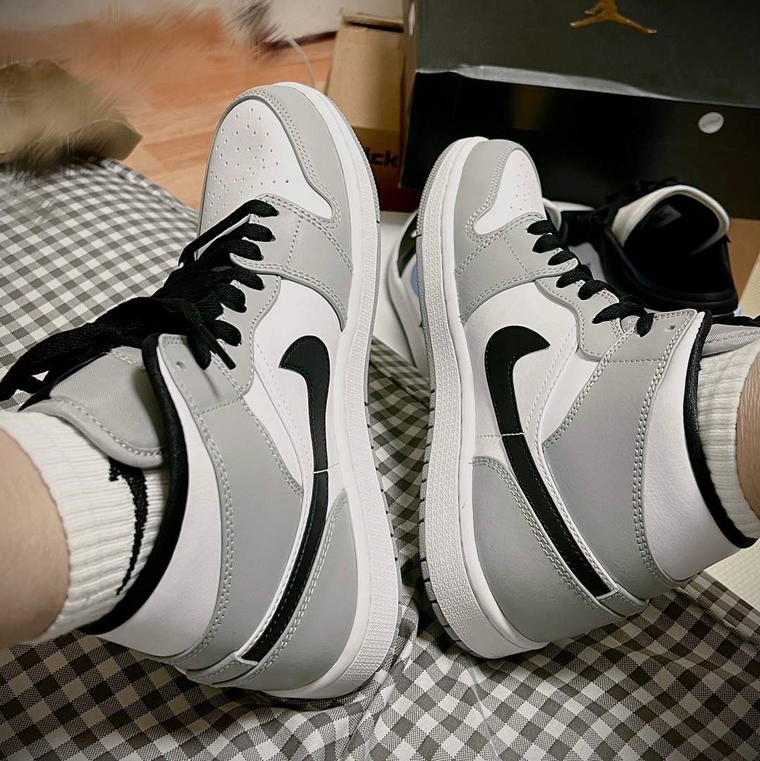 Jordan 1 Mid Light Smoke Grey, (W) Jordan 1 Low Black University Blue 착용 스타일
