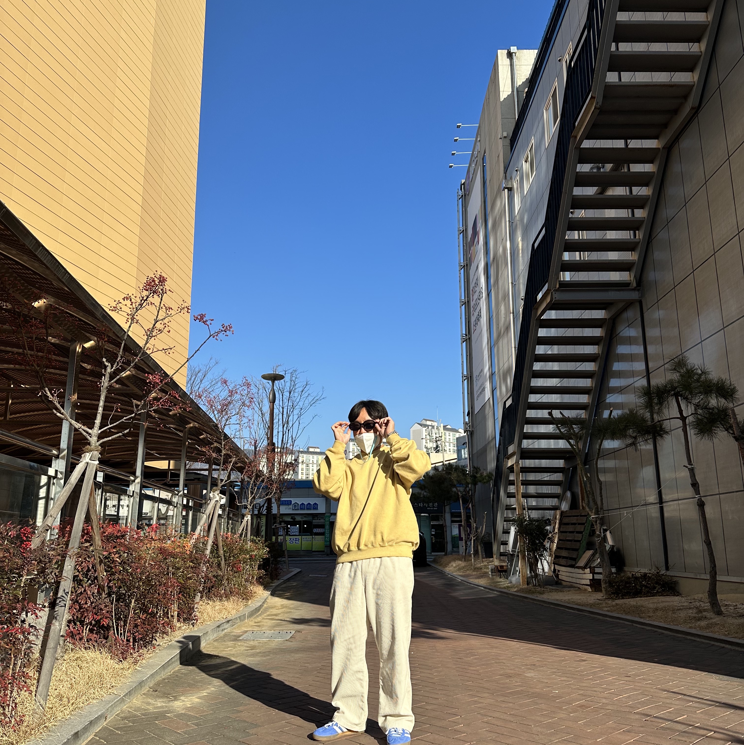 IAB Studio Pigment Sweatshirt & Mini Bag Mustard 착용 스타일 - 2