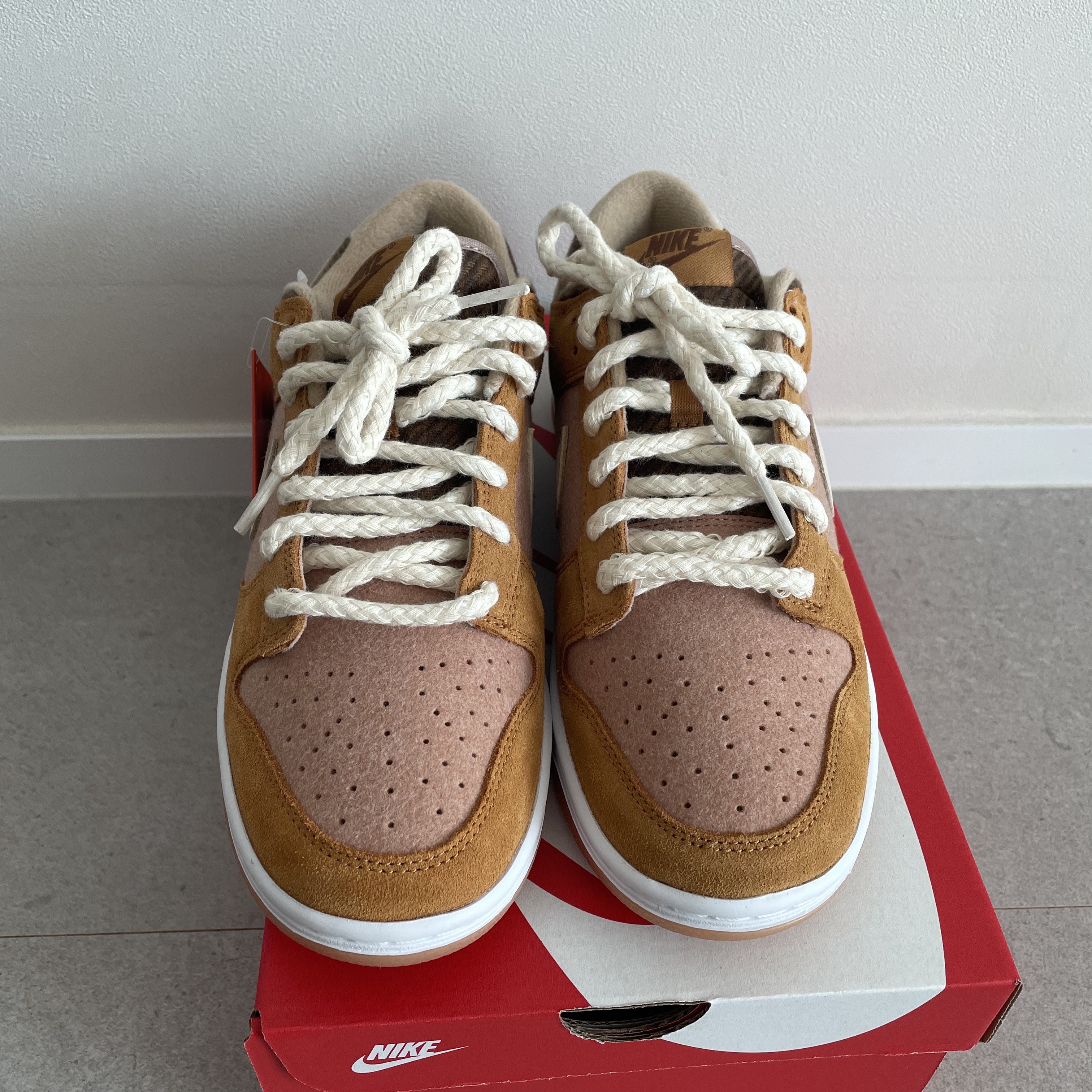 Nike Dunk Low SE Praline Desert Ochre 착용 스타일 - 2