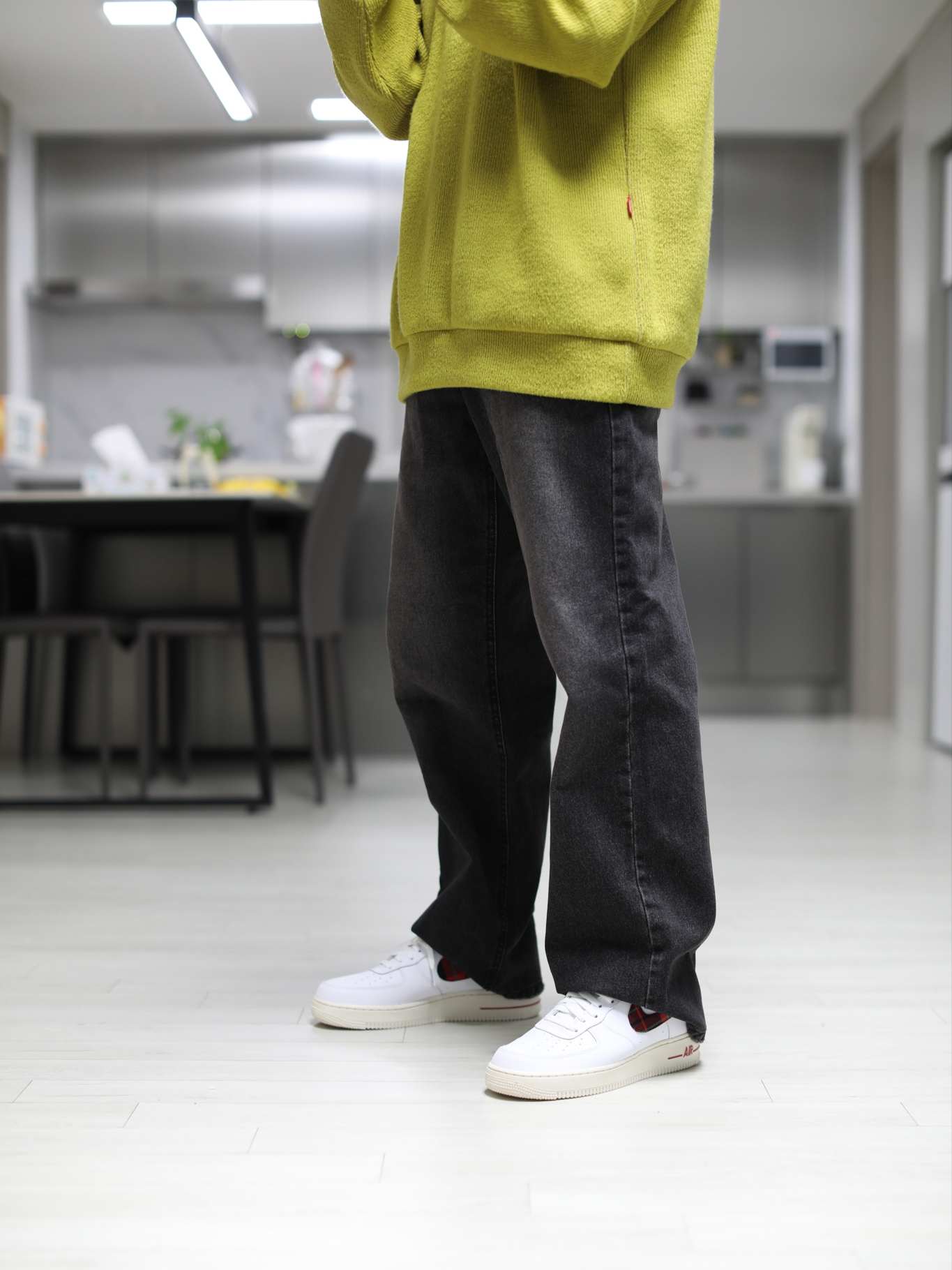 Nike Air Force 1 Low University Red Stadium Green 착용 스타일