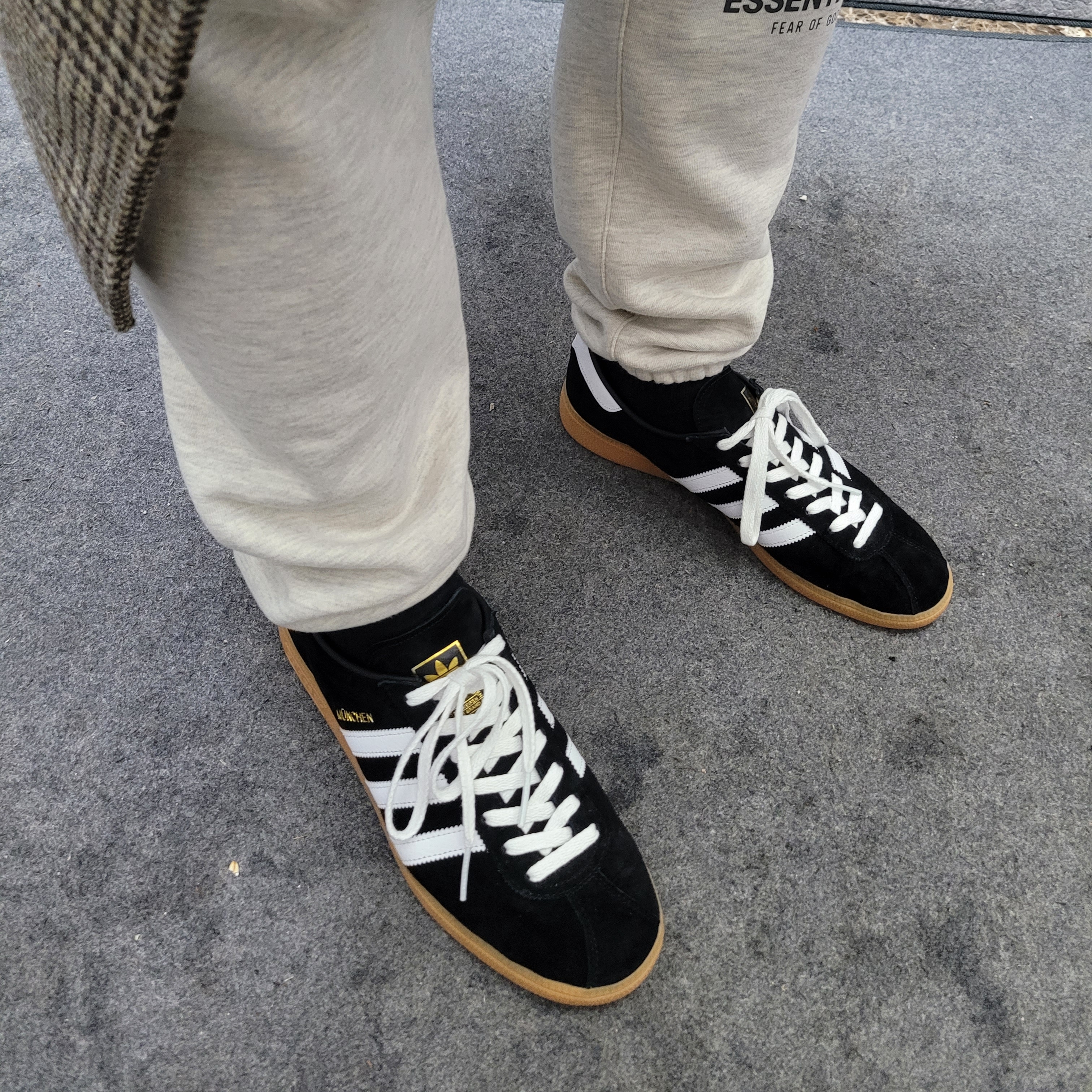 Adidas City Series Munchen Core Black Cloud White, Essentials The Core Collection Sweatpants Light Oatmeal 착용 스타일 - 2