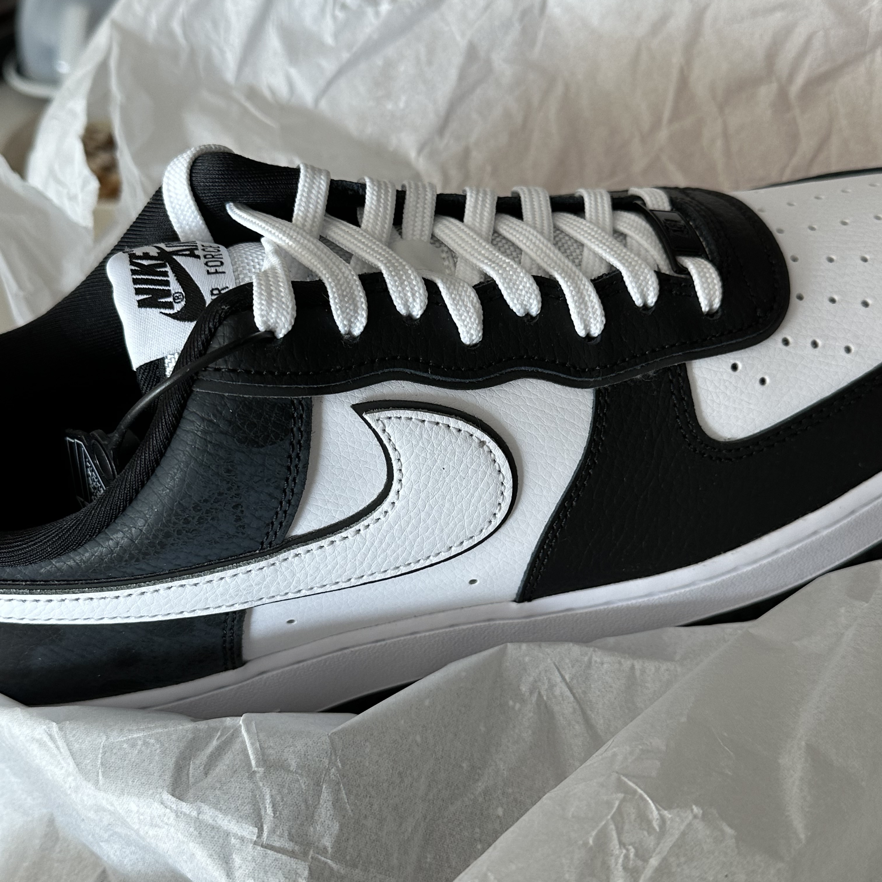 Nike Air Force 1 '07 LV8 White Black 착용 스타일 - 1