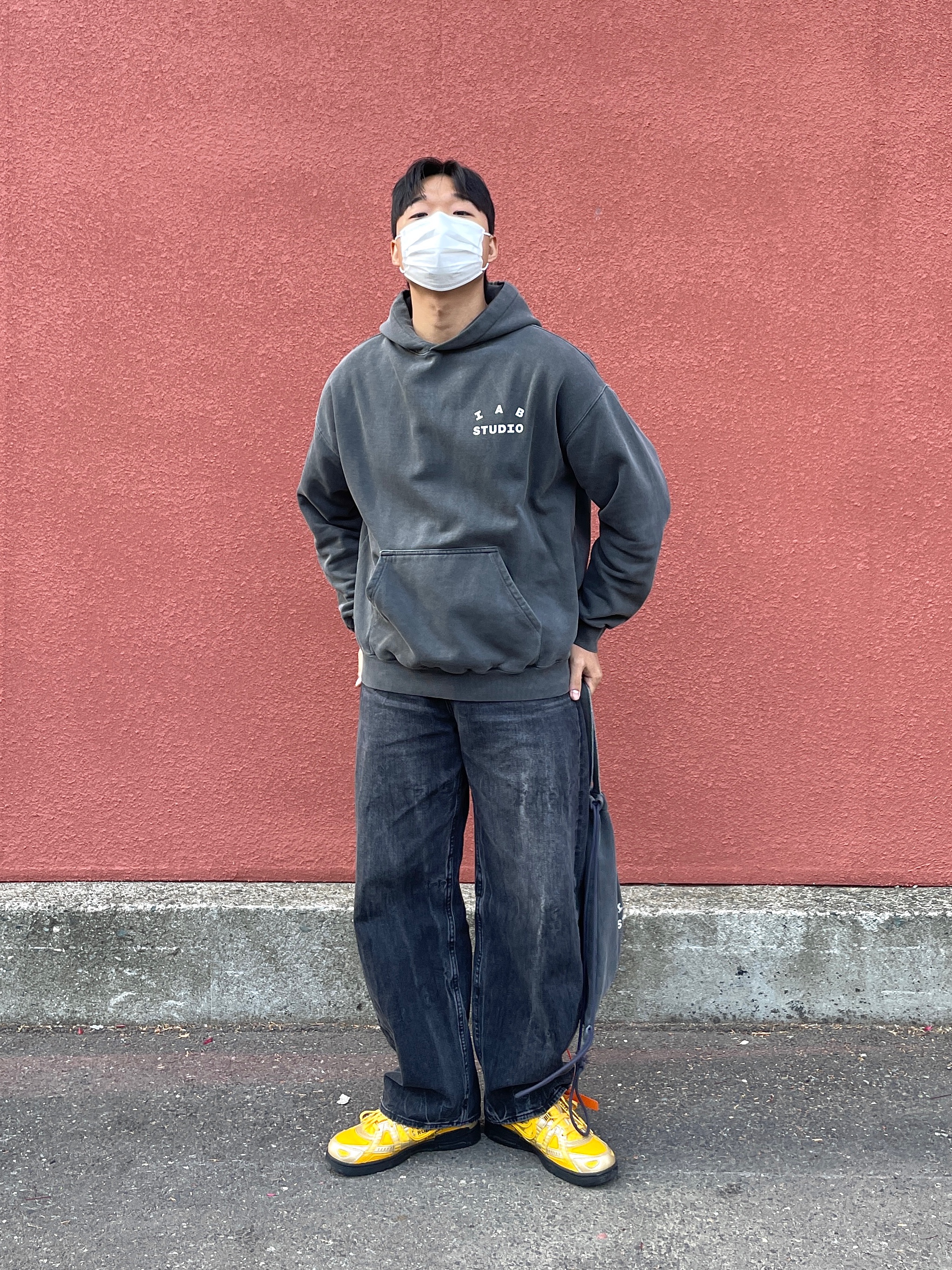 IAB Studio Pigment Hoodie & Sack Black, Nike x Off-White Air Rubber Dunk University Gold 착용 스타일 - 1