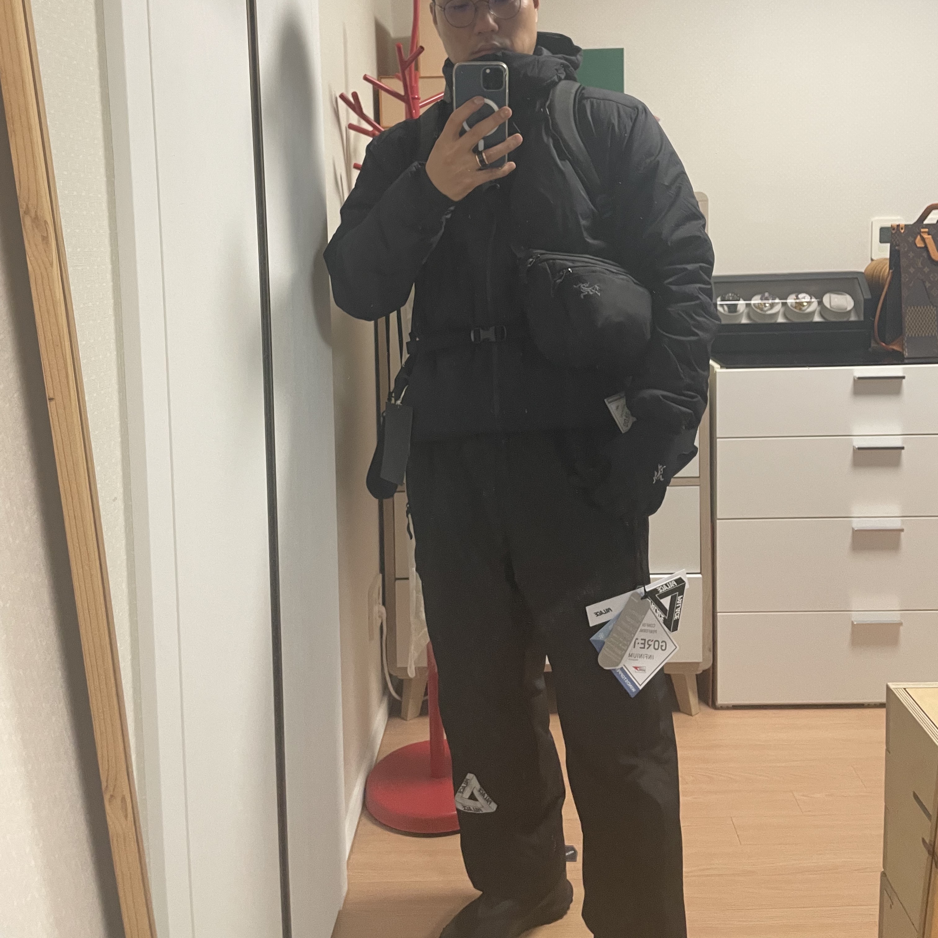 Nike ACG Mountain Fly Gore-Tex Black and Dark Grey, Arc'teryx Mantis 26 Backpack Black 착용 스타일 - 2