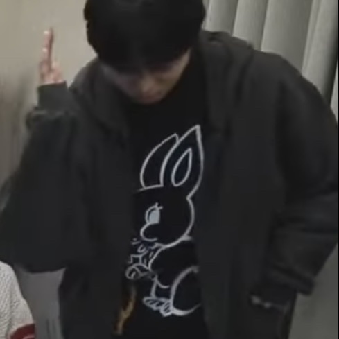 Open Yy Black Rabbit T-Shirt Black 착용 스타일 - 3