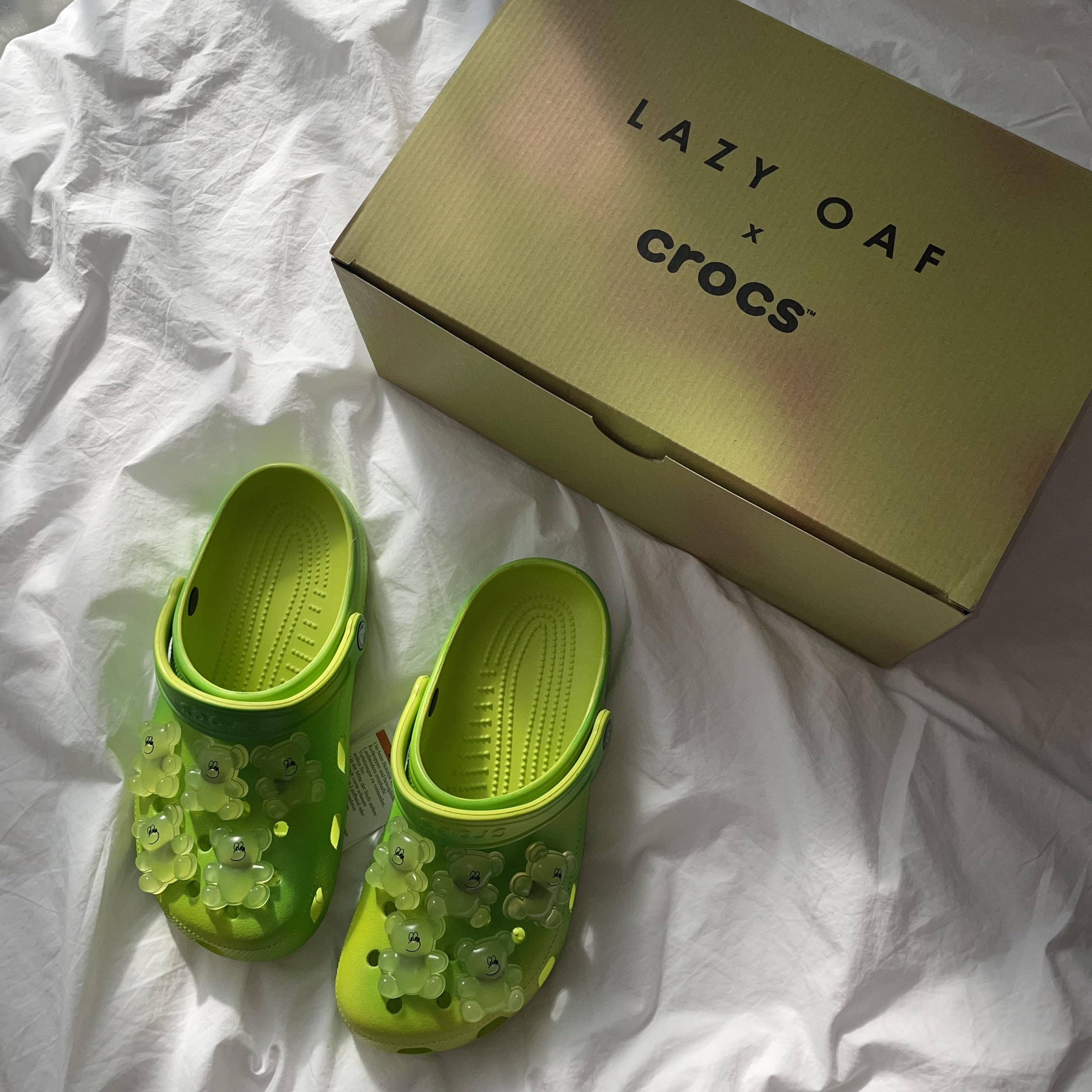 Crocs x Lazy Oaf Classic Clog Frosted Alien Green 착용 스타일 - 2