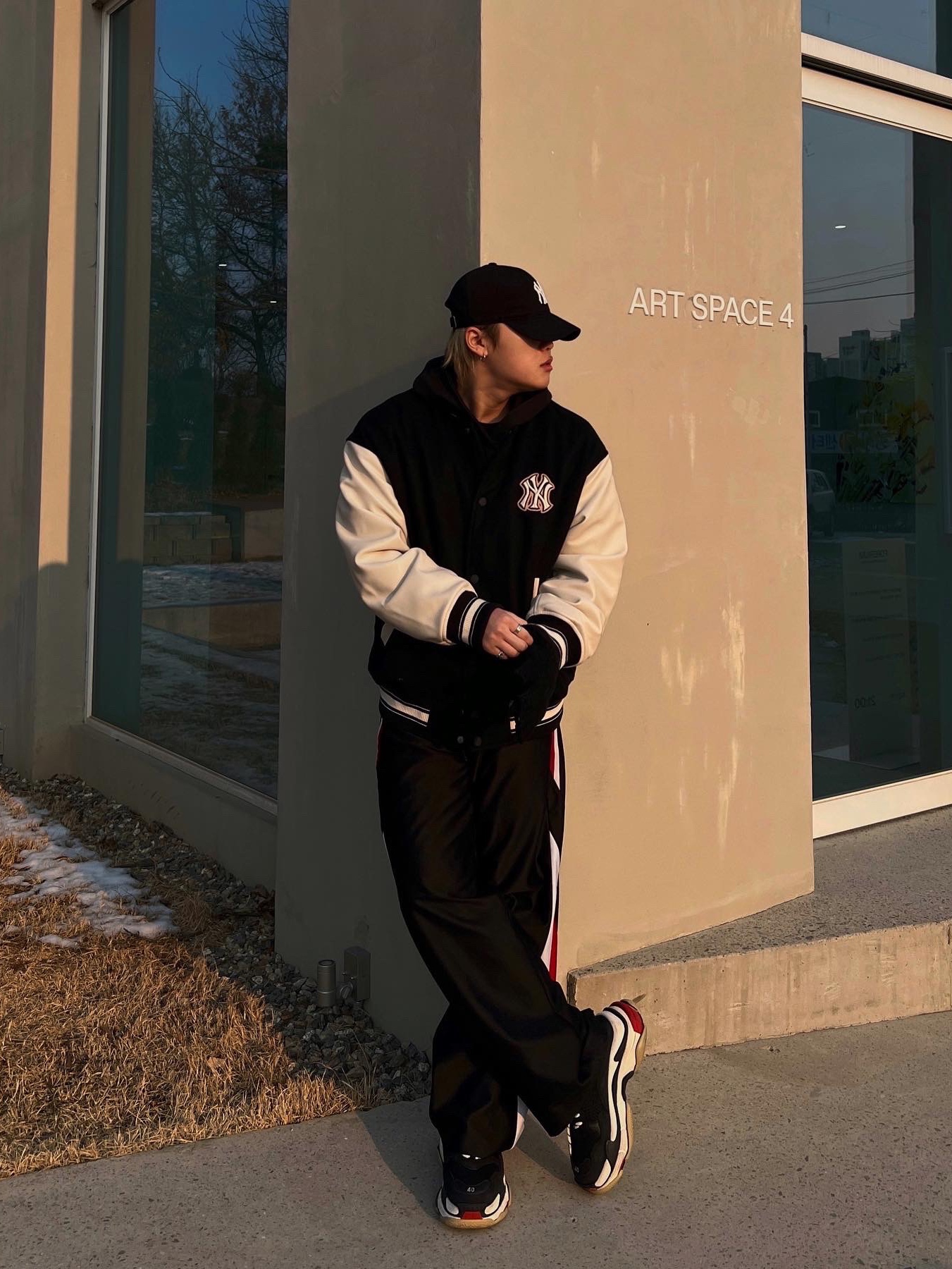Balenciaga Triple S Sneakers Black Red 2022 착용 스타일 - 1