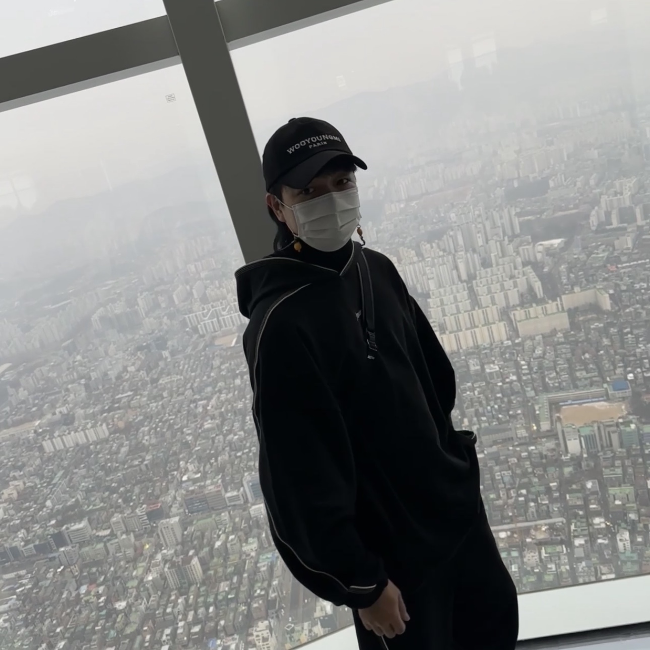 Wooyoungmi White Embroidered Logo Ball Cap Black, Ader Error Verif Small Logo Hoodie Noir 착용 스타일