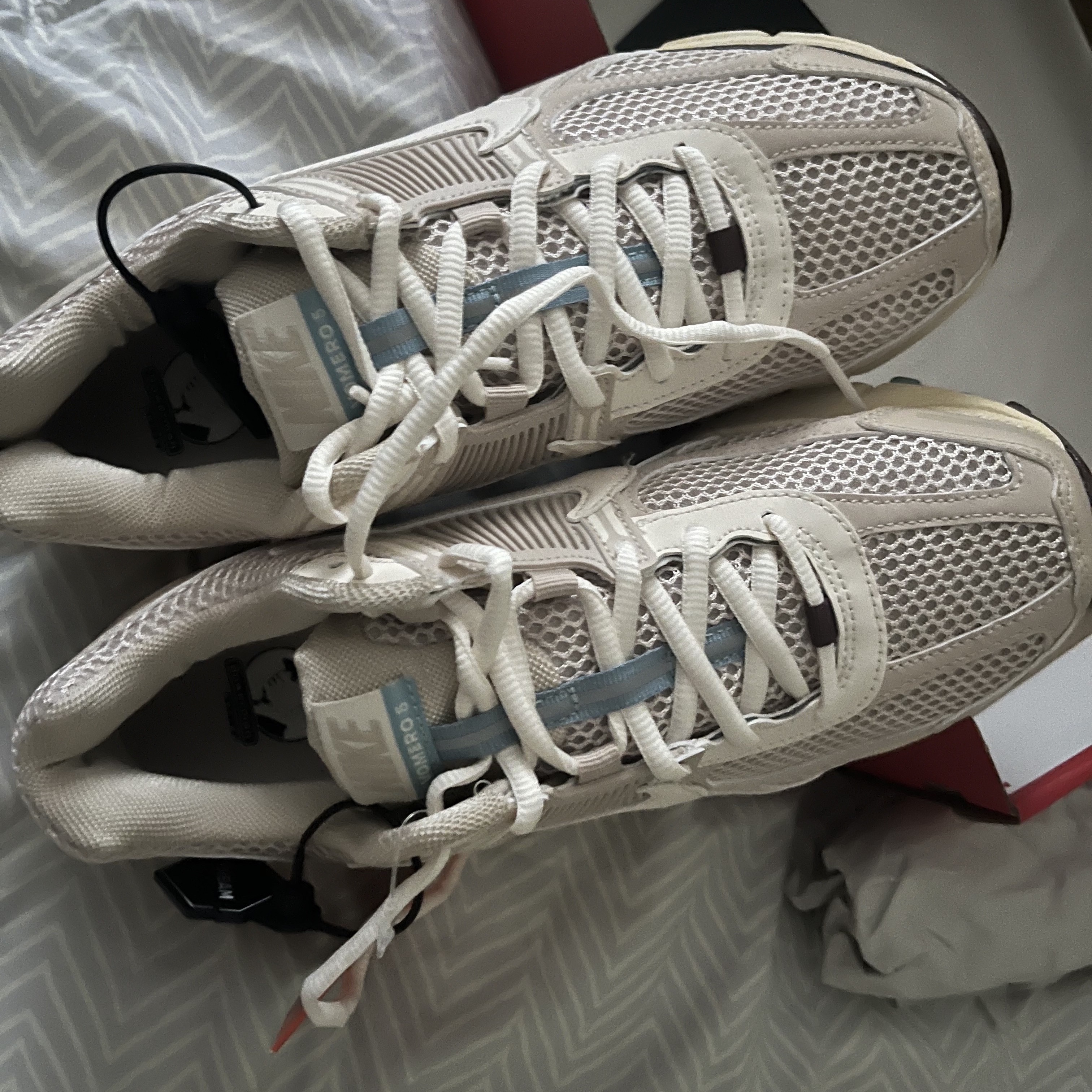 (W) Nike Zoom Vomero 5 Oatmeal 착용 스타일