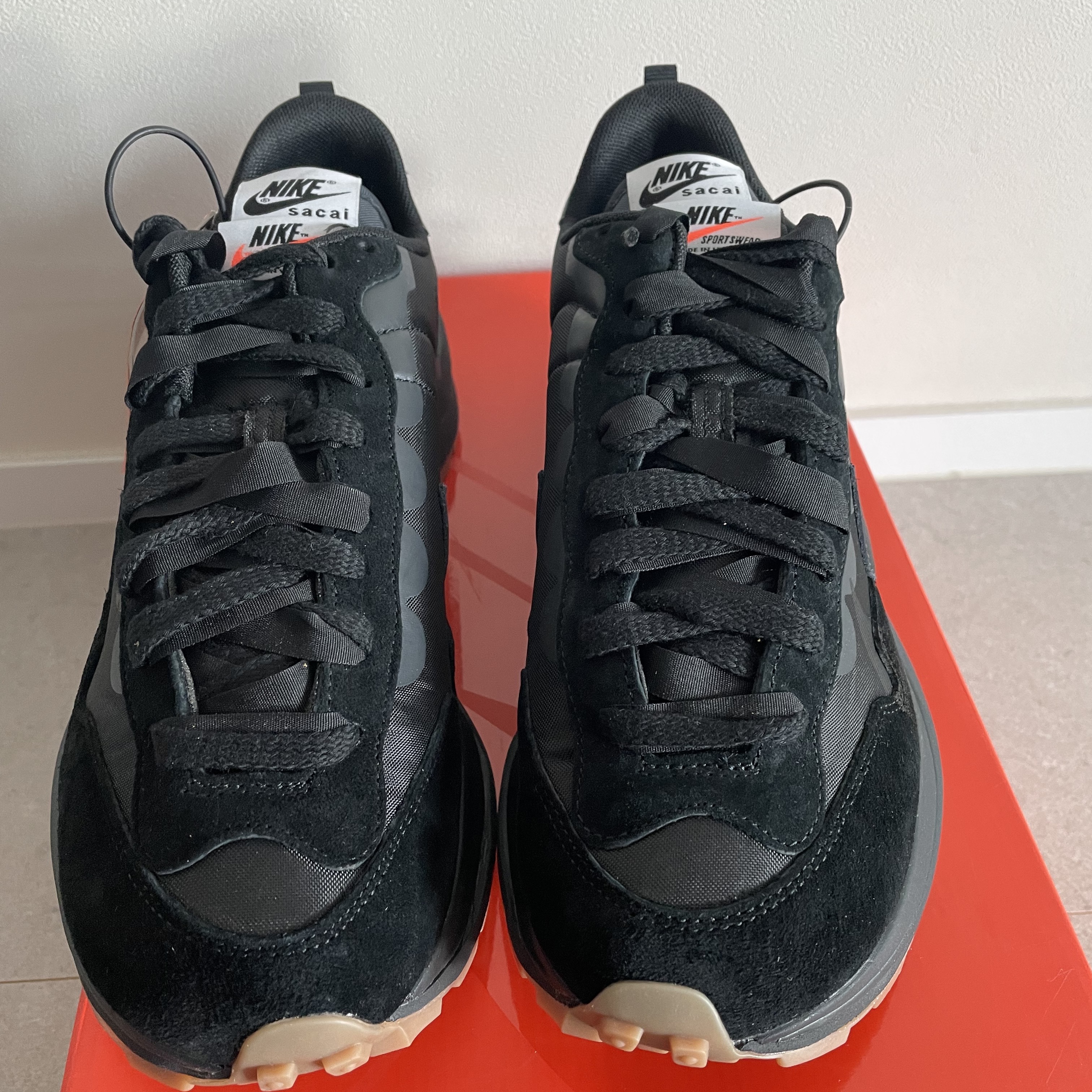 Nike x Sacai VaporWaffle Black and Gum 착용 스타일 - 2