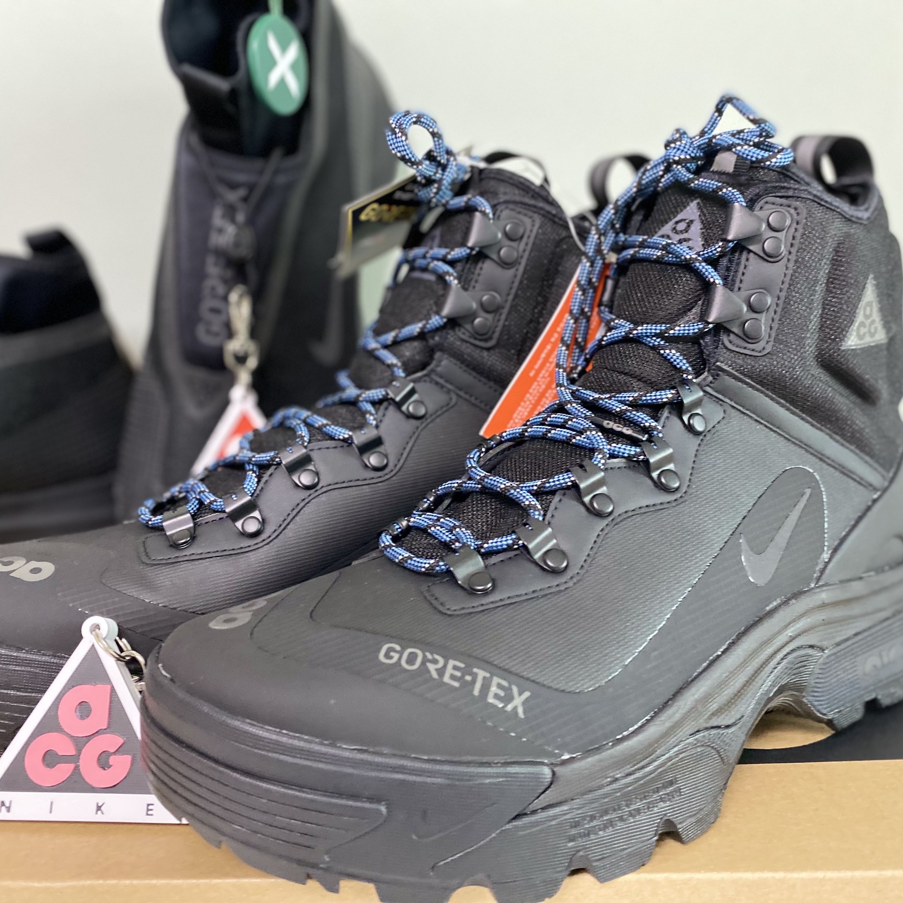 Nike ACG Mountain Fly Gore-Tex Black and Dark Grey, Nike ACG Air Zoom Gaiadome Gore-Tex Trails End Brown 착용 스타일 - 4