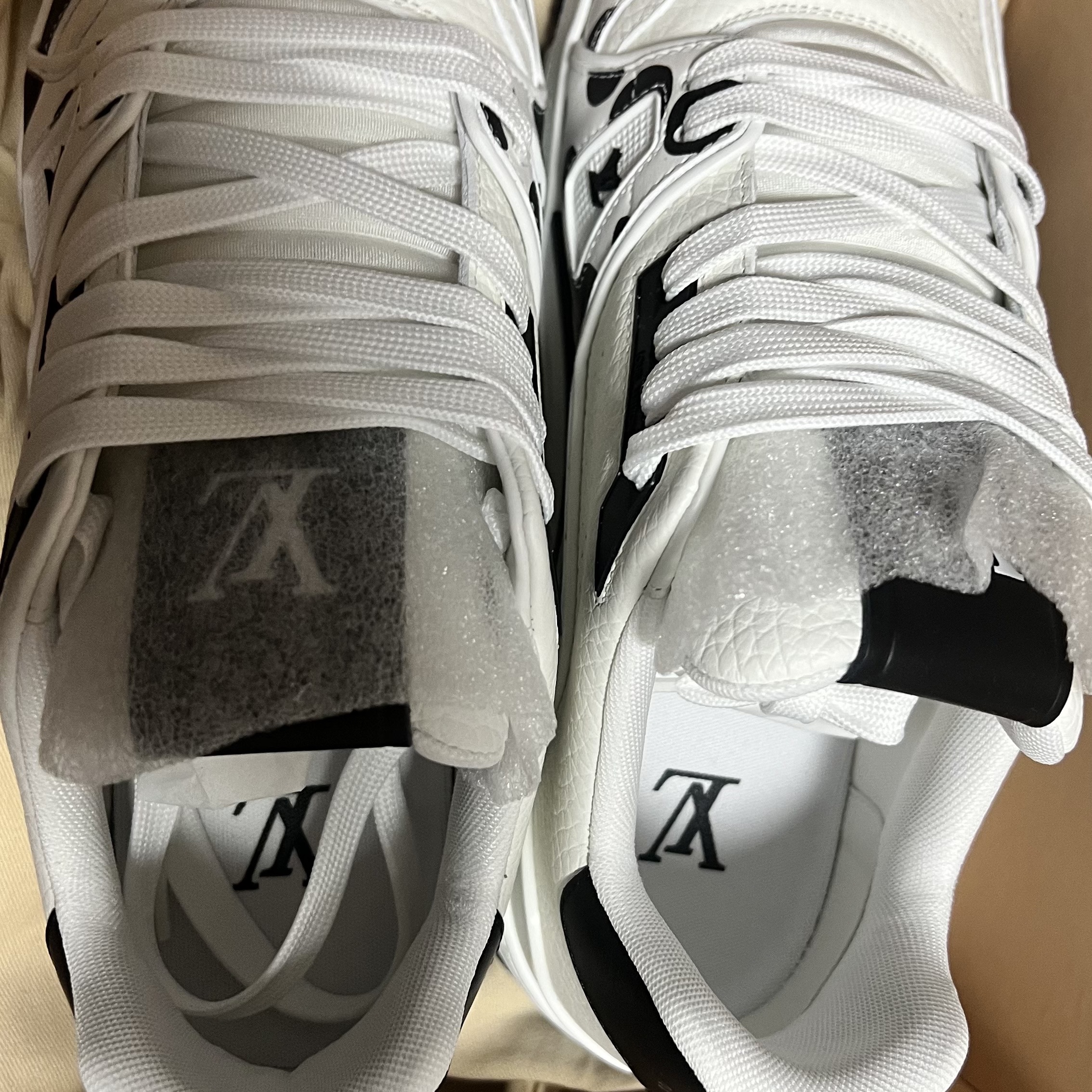 Louis Vuitton x YK LV Trainer Sneakers Black 착용 스타일