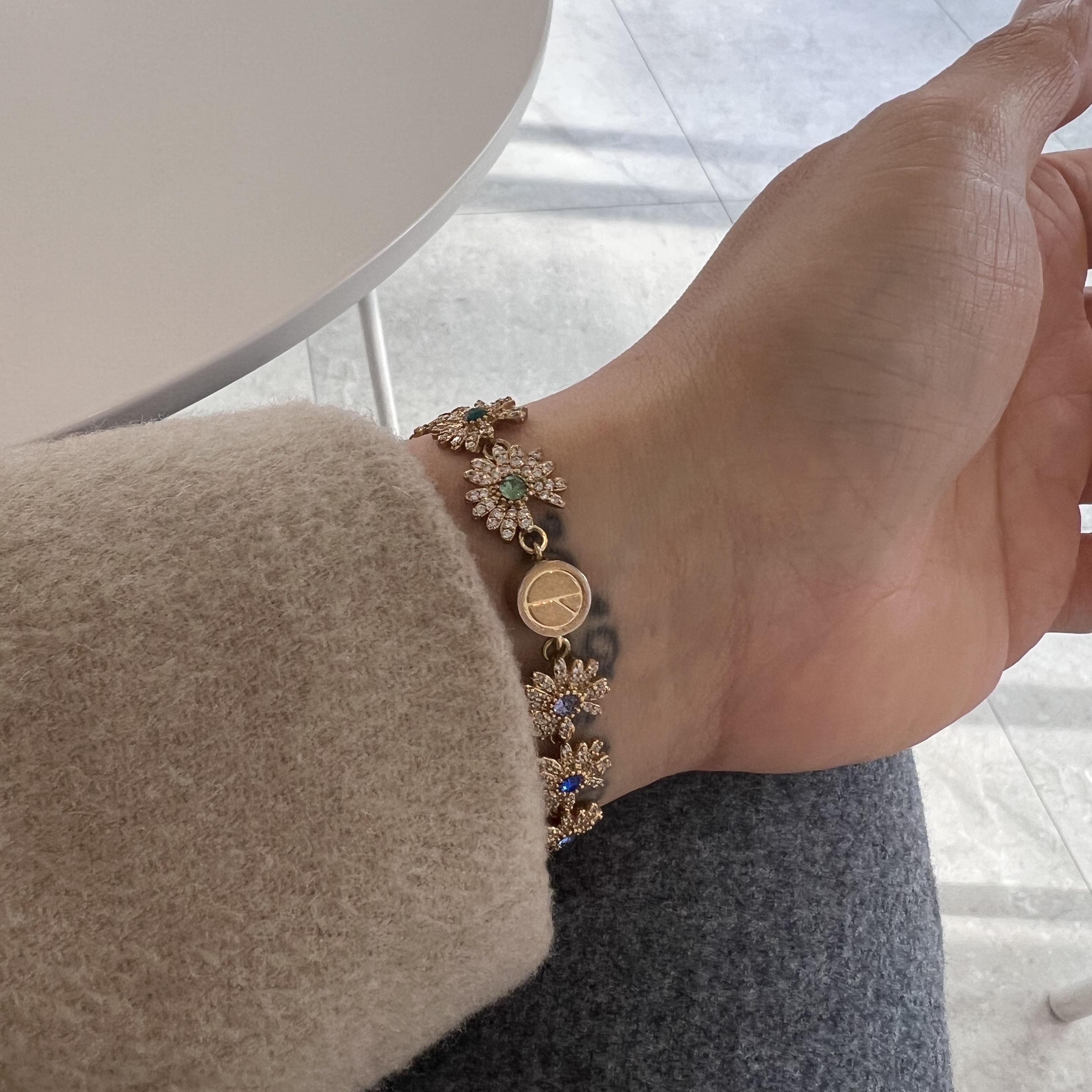 Peaceminusone Daisy Bracelet #3 Gold 착용 스타일 - 2