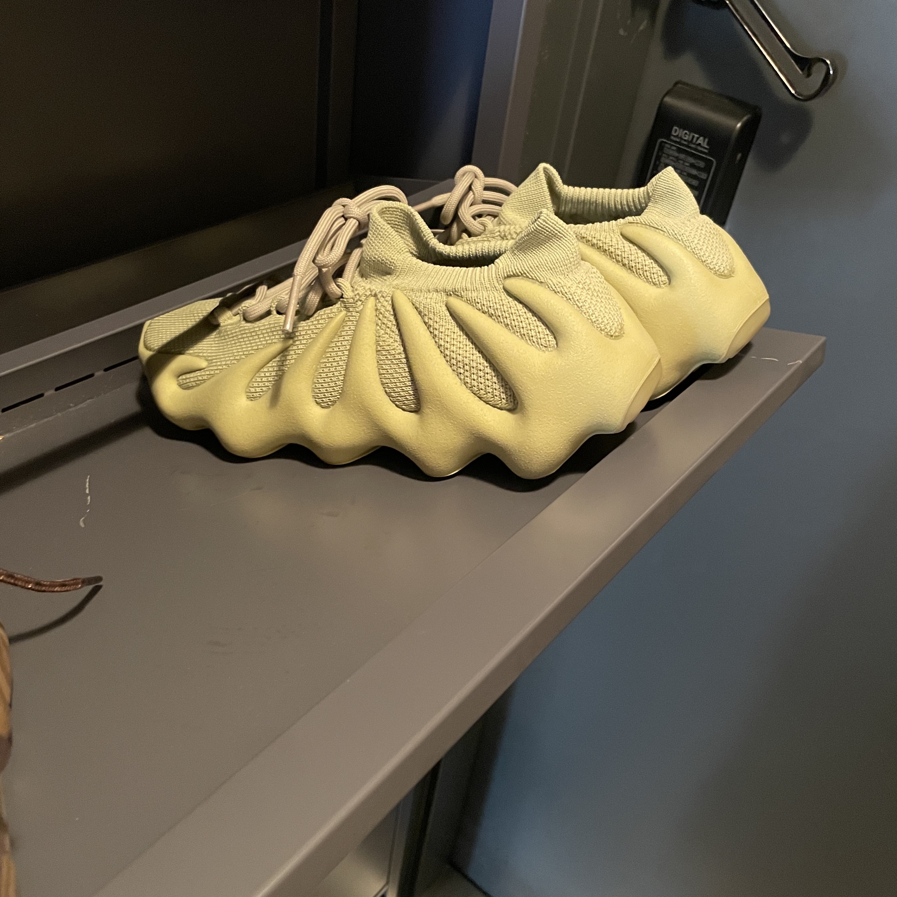 Adidas Yeezy 450 Resin 착용 스타일
