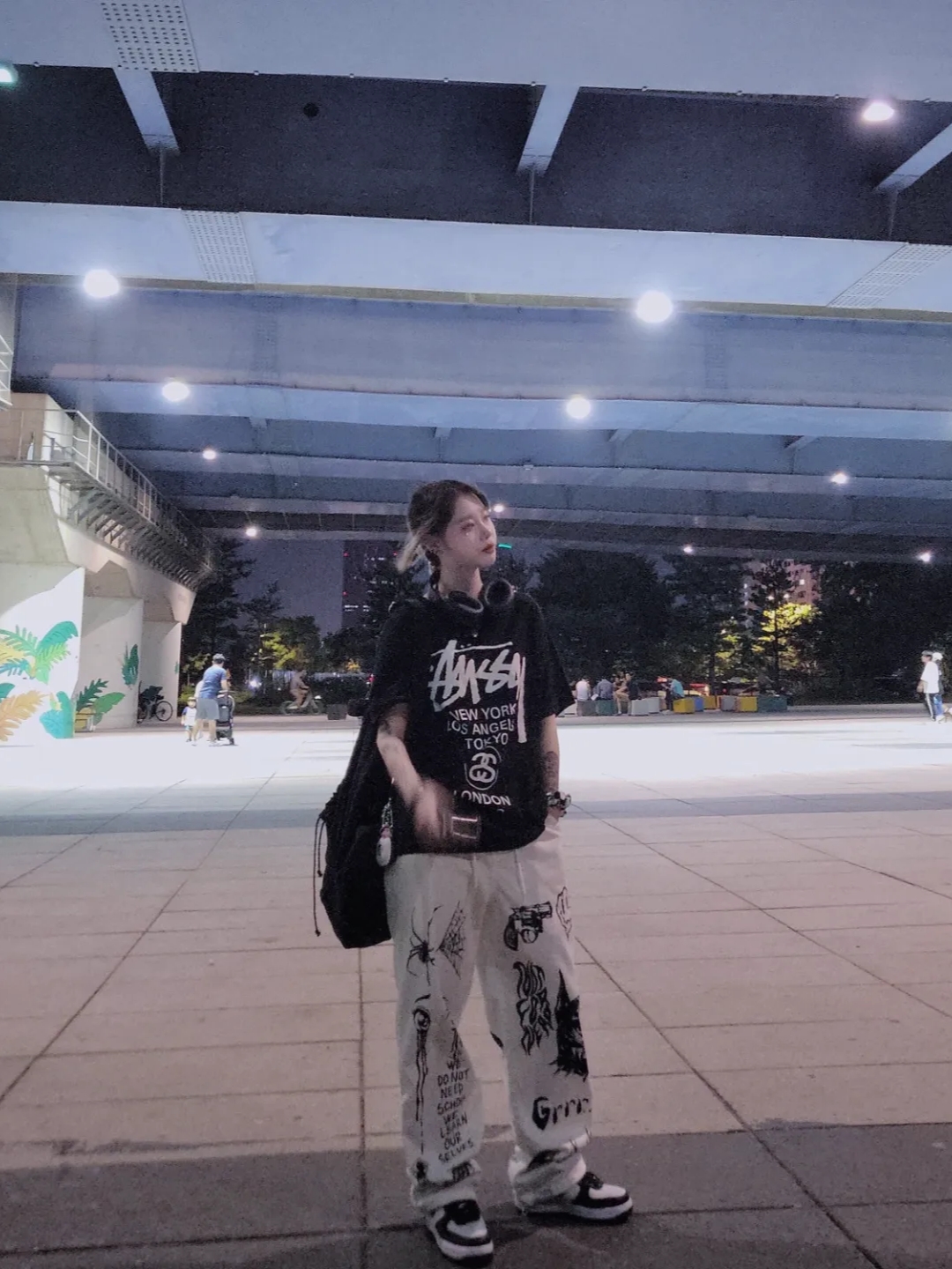 Stussy World Tour T-Shirt Black, Nike x Stussy Air Force 1 '07 Mid SP Black and Light Bone 착용 스타일 - 2