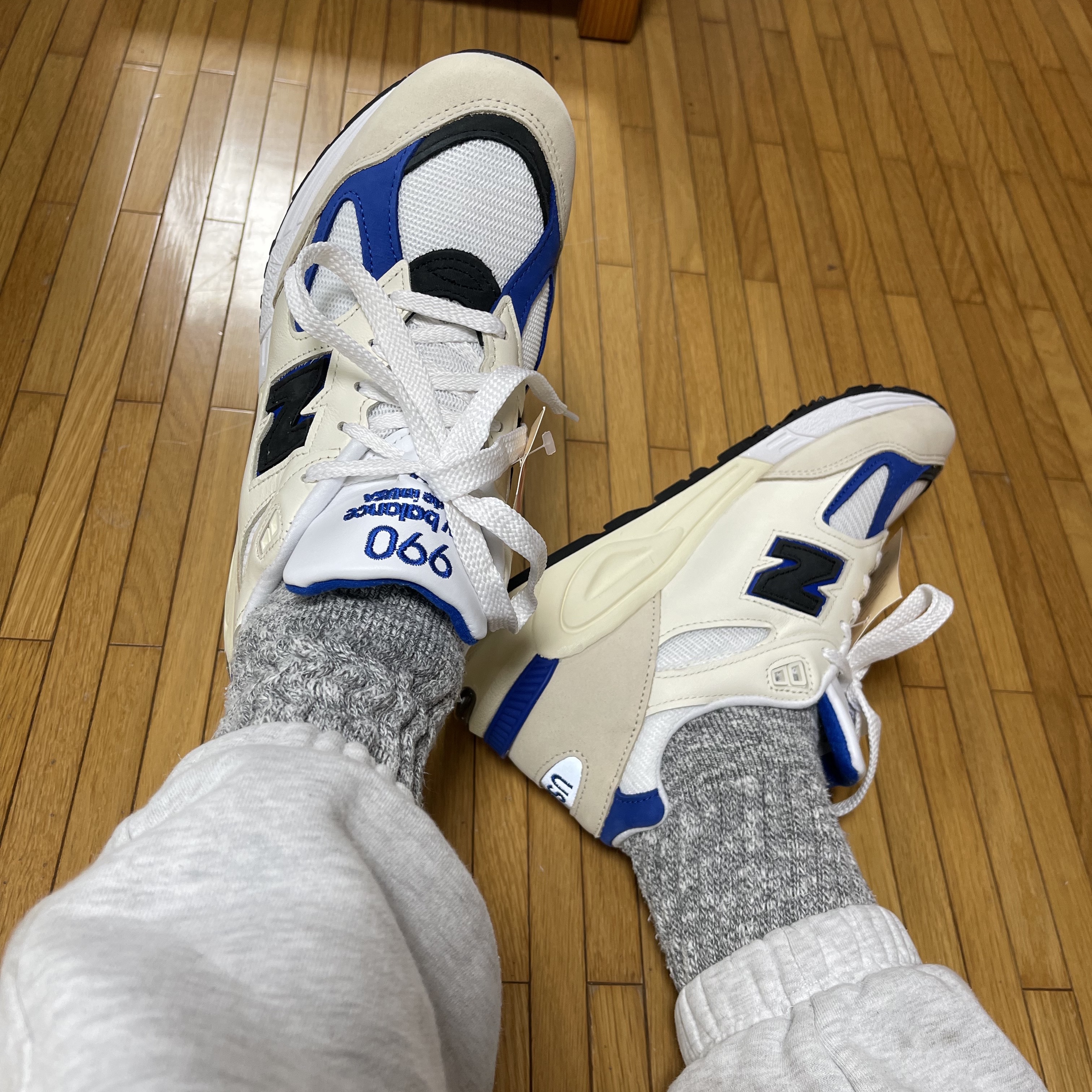 New Balance 990v2 Made in USA White Blue 착용 스타일 - 2