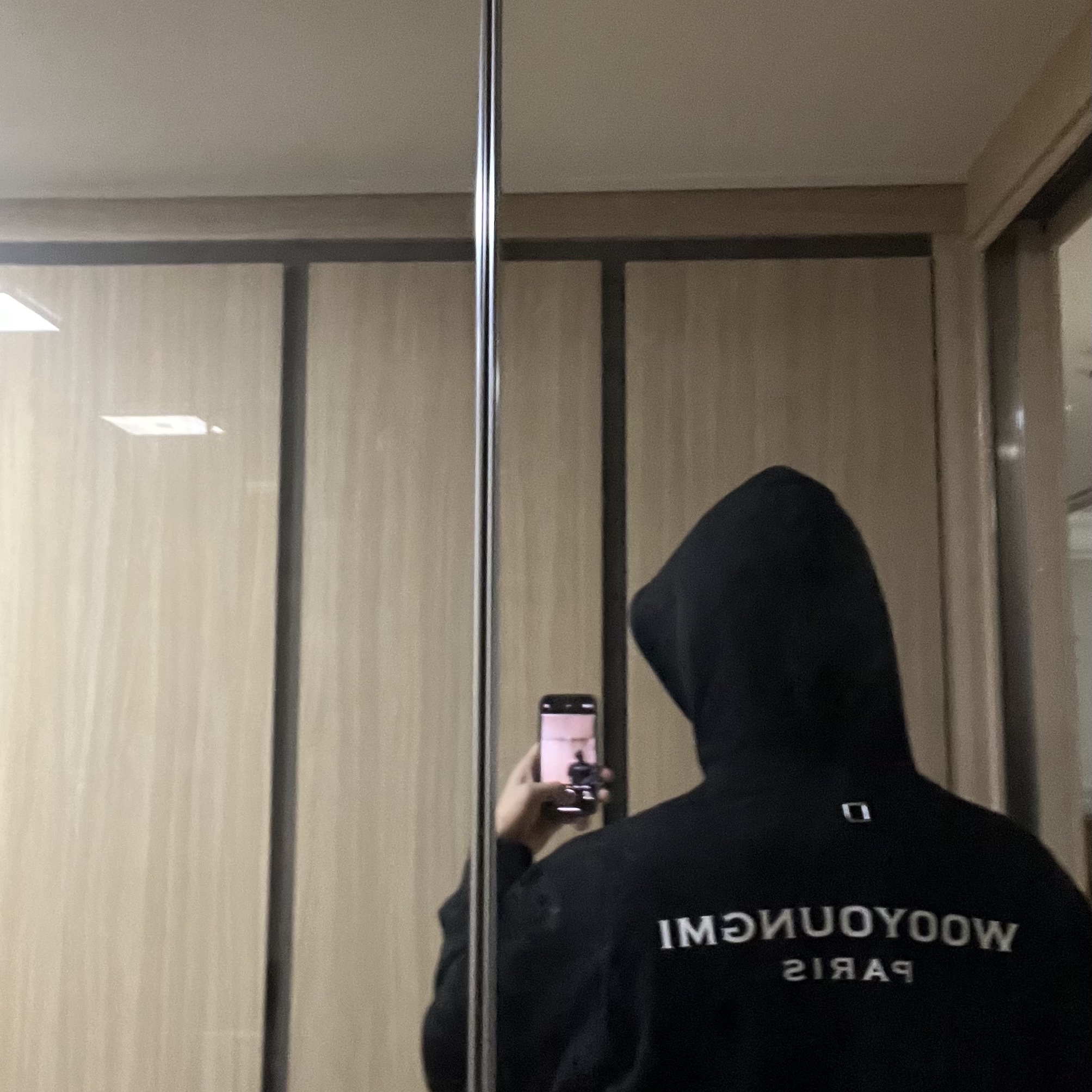 Wooyoungmi Cotton Back Logo Hooded Sweatshirt Black - 23SS 착용 스타일 - 1