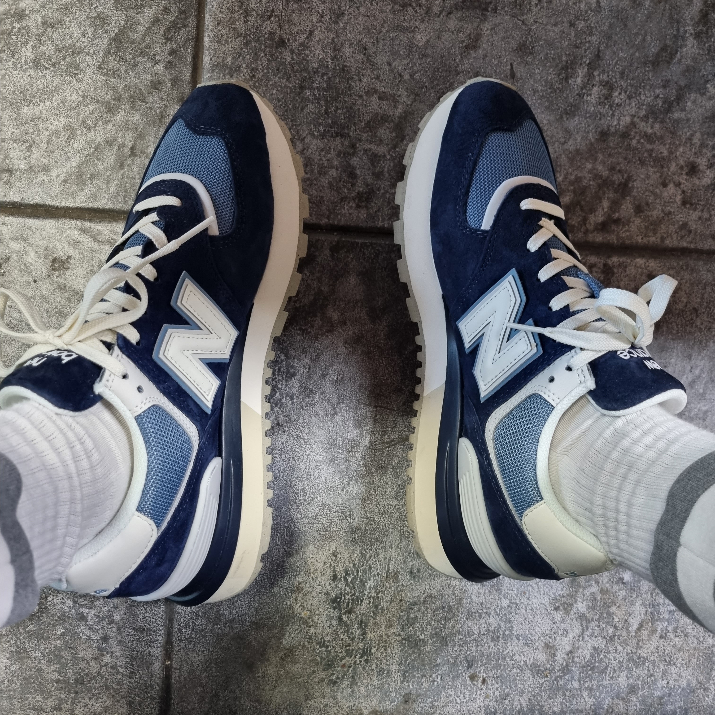 New Balance 574 Legacy Navy Sea Salt 착용 스타일 - 1