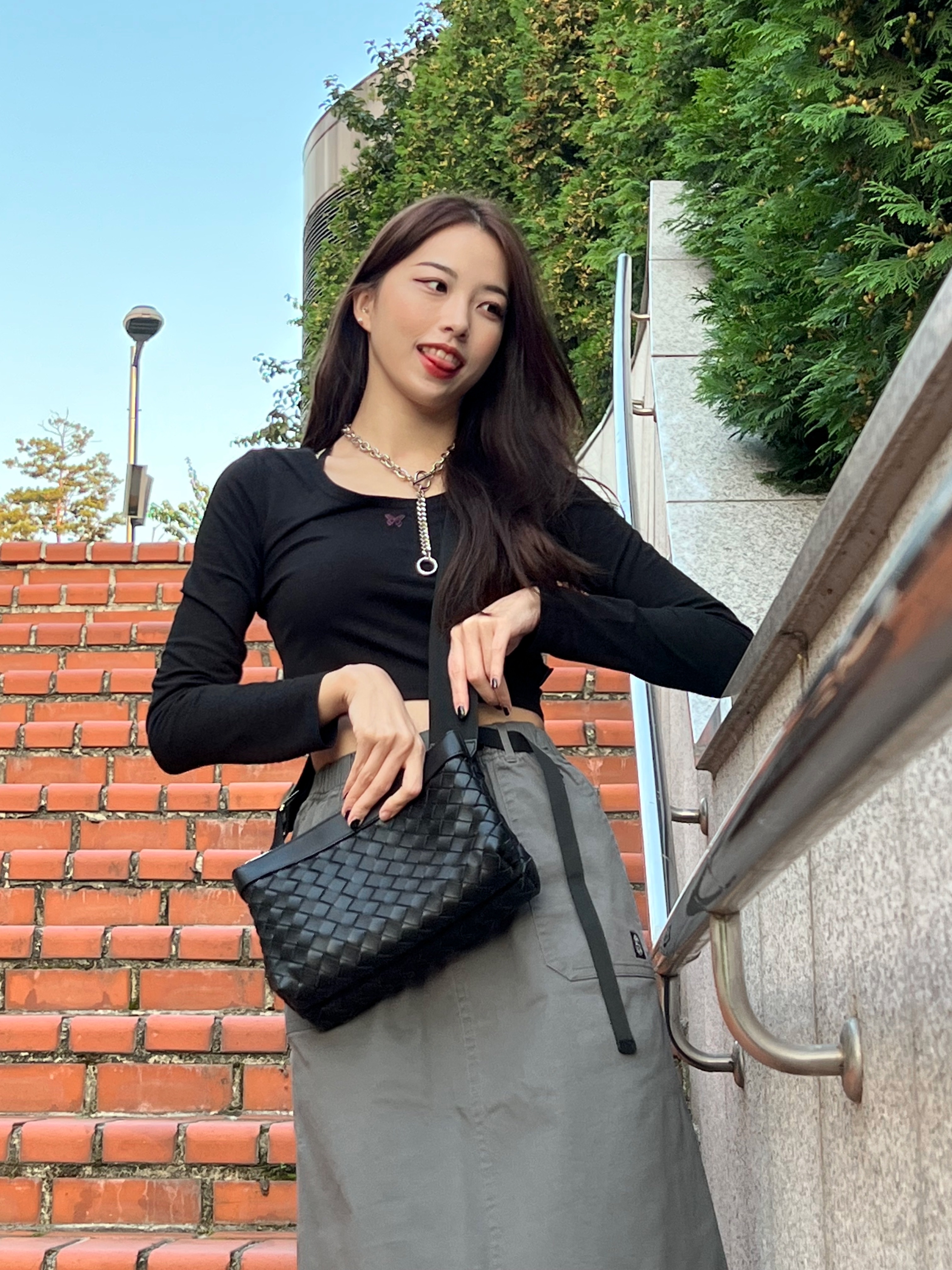 Bottega Veneta Leather Classic Intrecciato Crossbody Black, Adidas Yeezy Boost 350 V2 Slate Core Black 2022/2023 착용 스타일 - 4