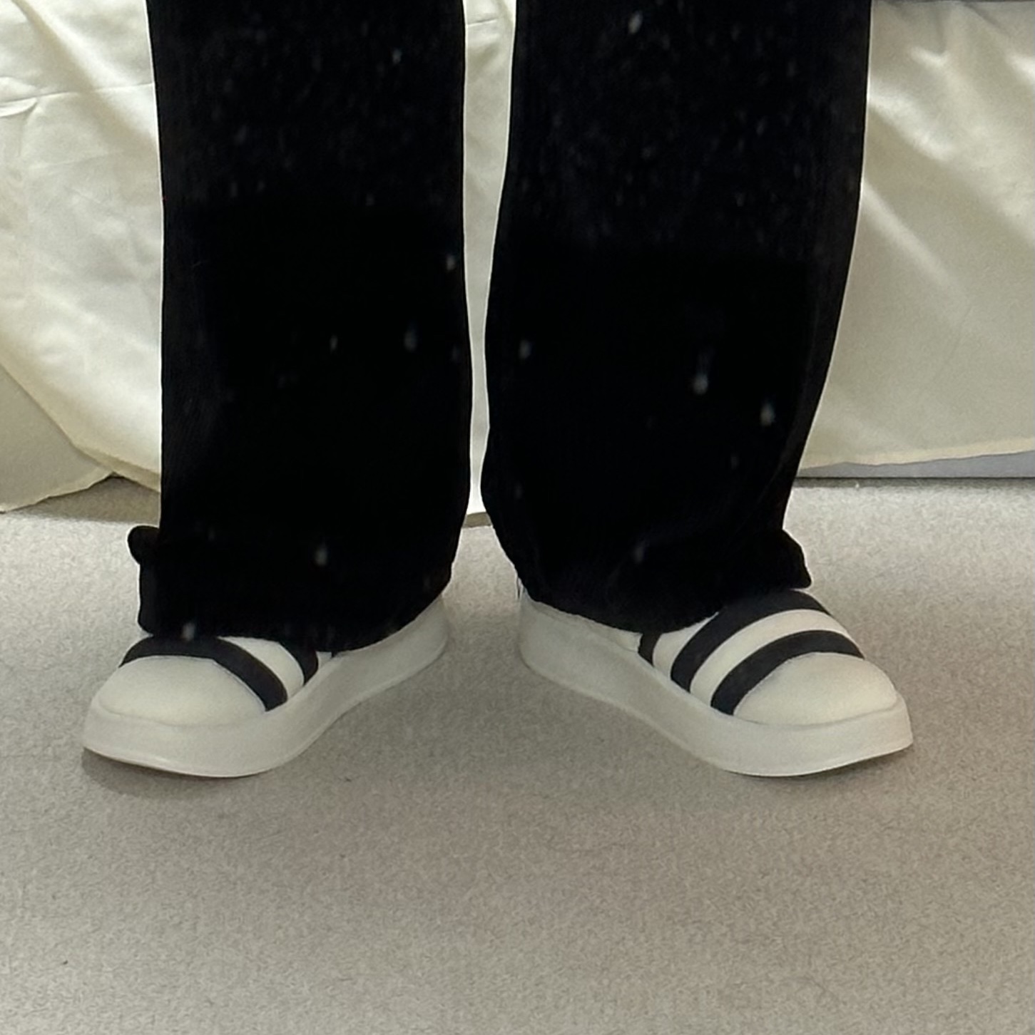 Adidas Puffylette Off White 착용 스타일
