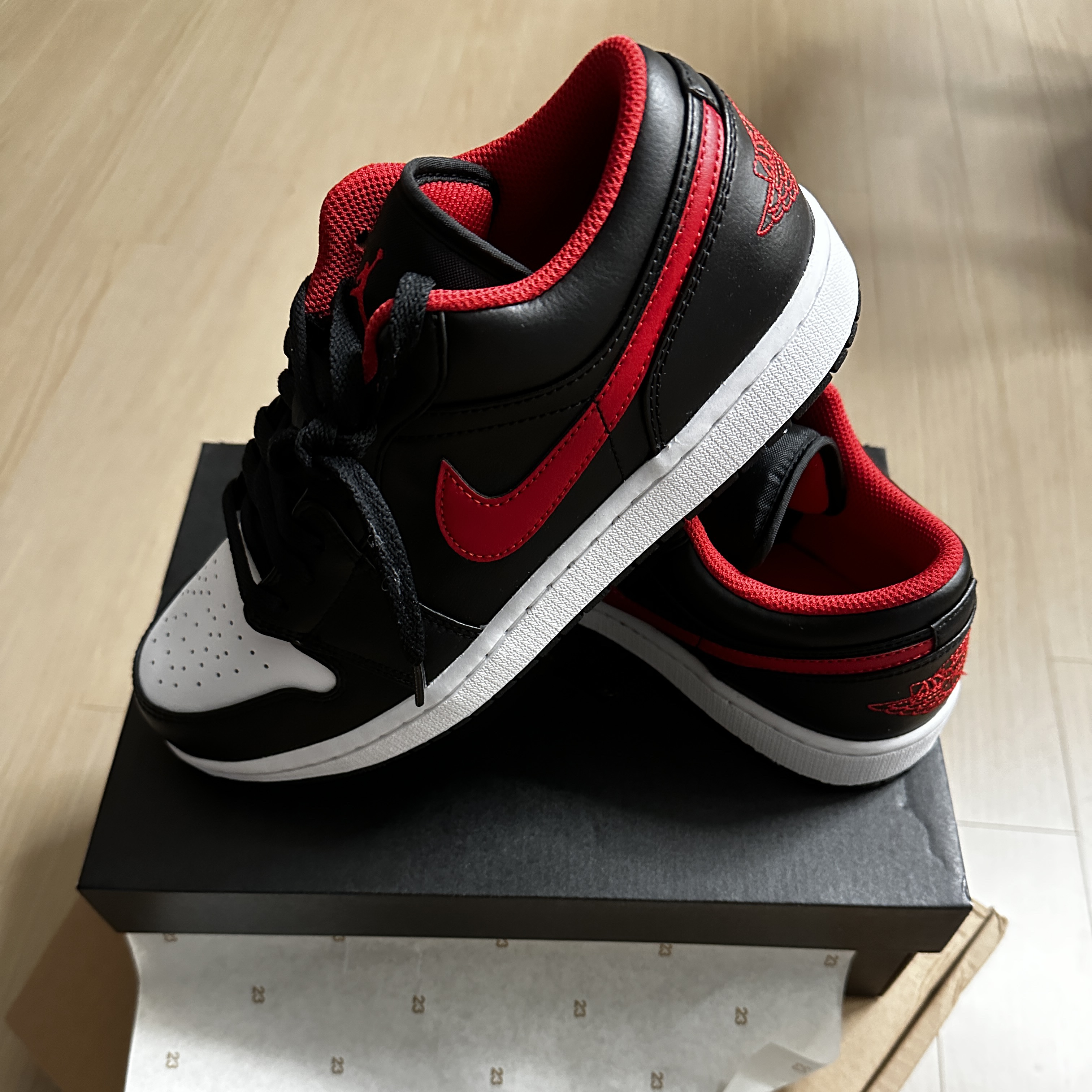 Jordan 1 Low Black Fire Red 착용 스타일
