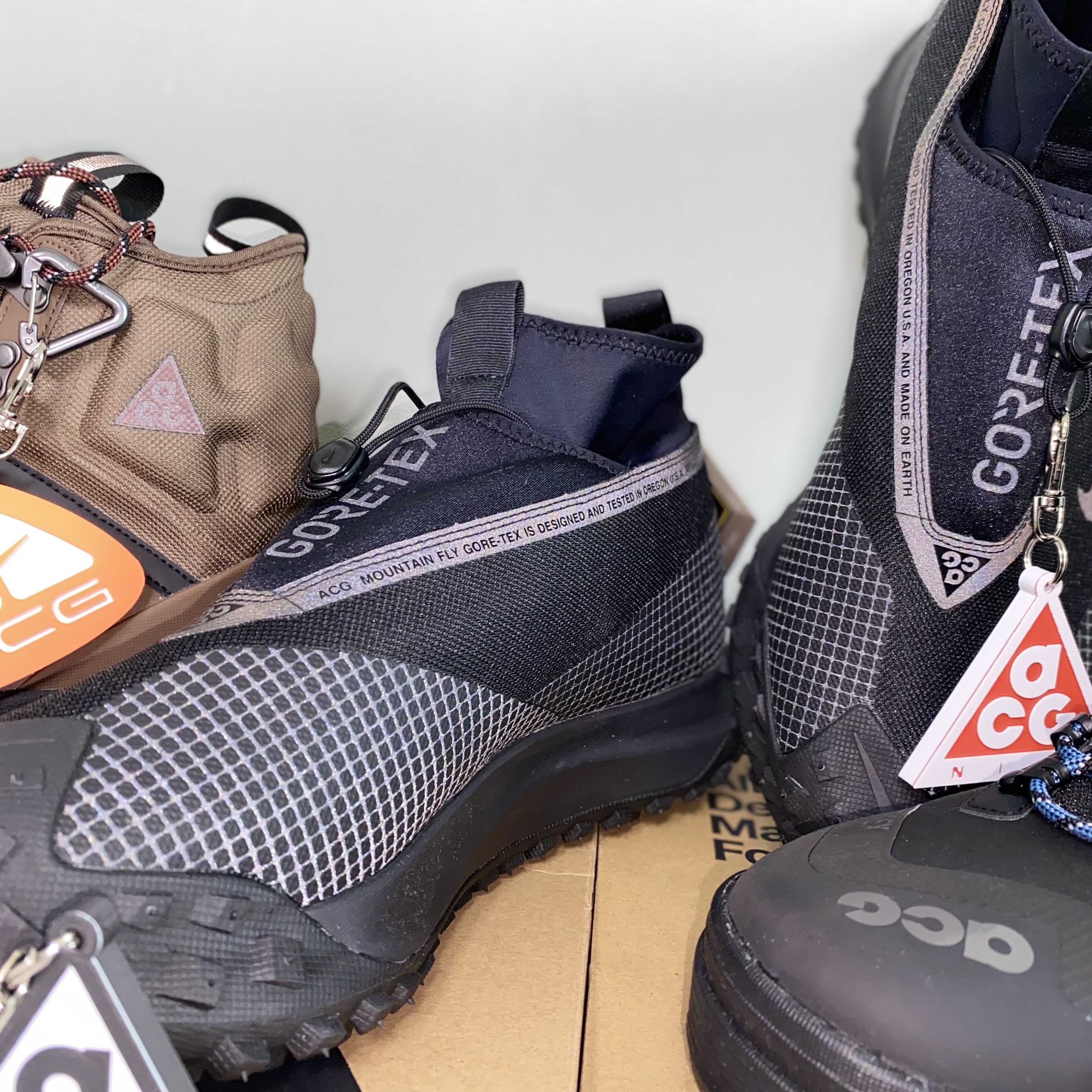 Nike ACG Mountain Fly Gore-Tex Black and Dark Grey, Nike ACG Air Zoom Gaiadome Gore-Tex Trails End Brown 착용 스타일 - 5