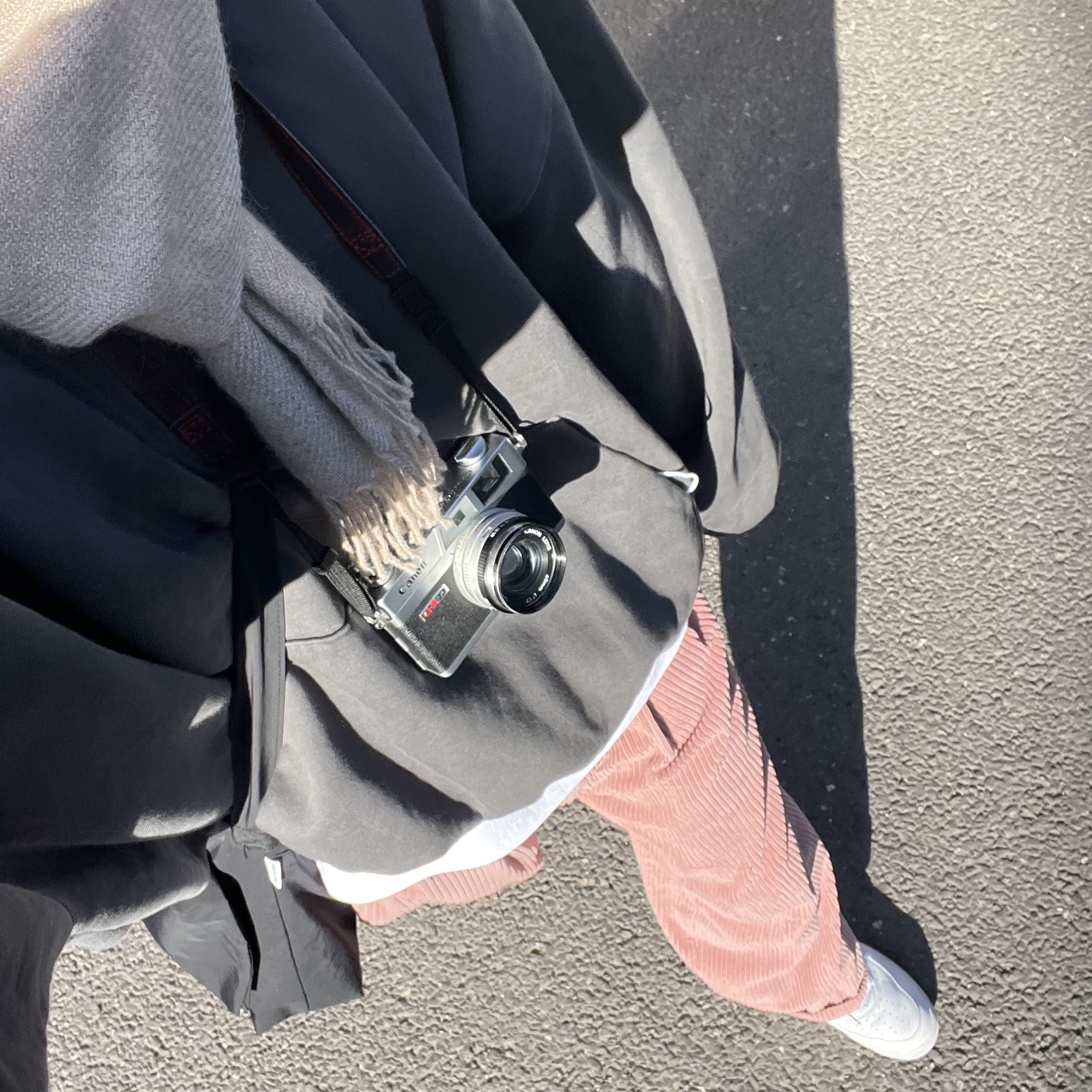 Nike x Supreme Air Force 1 Low White, Yeezy Gap Engineered By Balenciaga Dove Hoodie Black 착용 스타일 - 1
