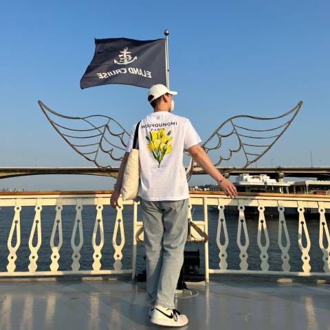 Wooyoungmi Flower Print Back Logo T-Shirt White - 22SS, Wooyoungmi Black Embroidered Logo Ball Cap White - 22SS 착용 스타일