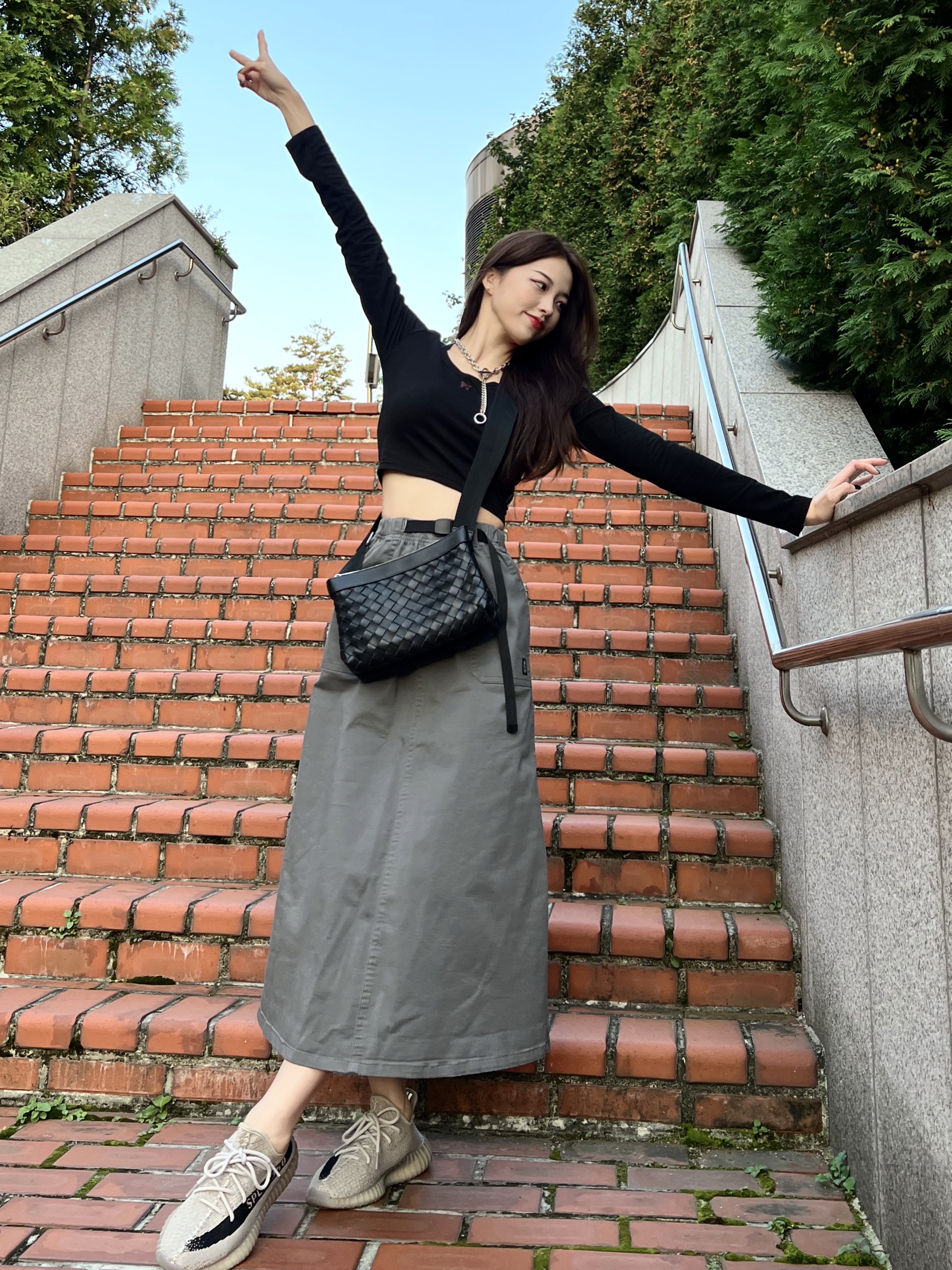 Bottega Veneta Leather Classic Intrecciato Crossbody Black, Adidas Yeezy Boost 350 V2 Slate Core Black 2022/2023 착용 스타일 - 3