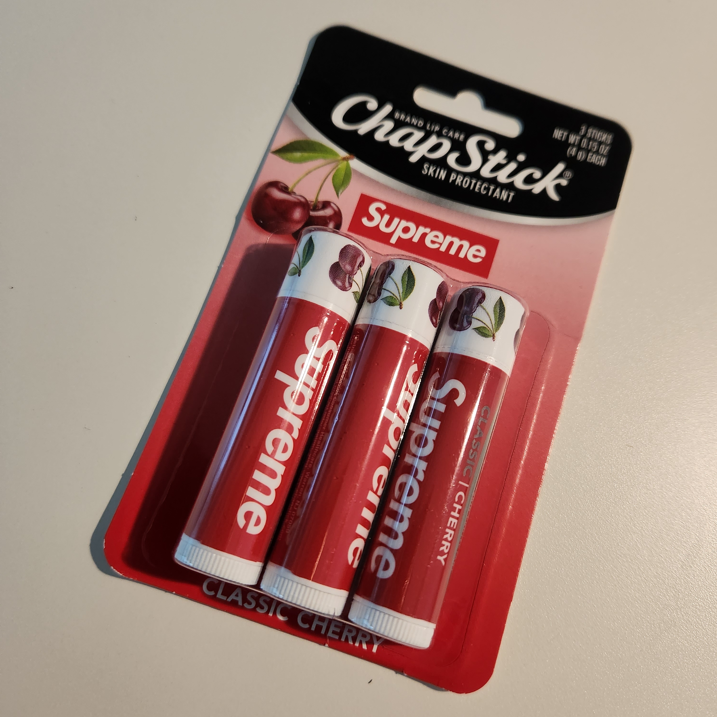 Supreme Chapstick Red (3 Pack) 착용 스타일