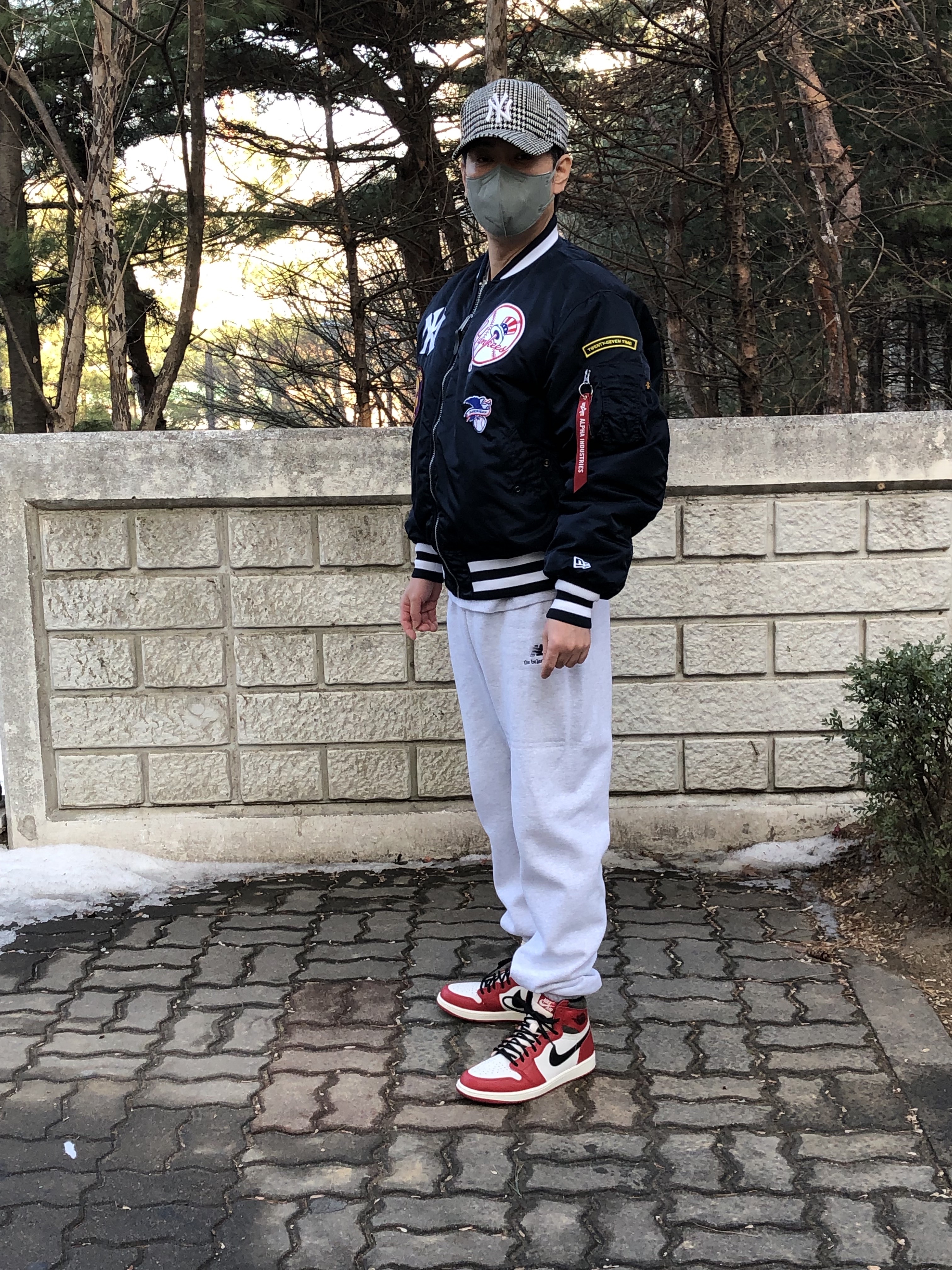 Jordan 1 Retro High OG Chicago 2022, New Era x Alpha Industries x MLB New York Yankees MA-1 Bomber Jacket Replica Blue 착용 스타일