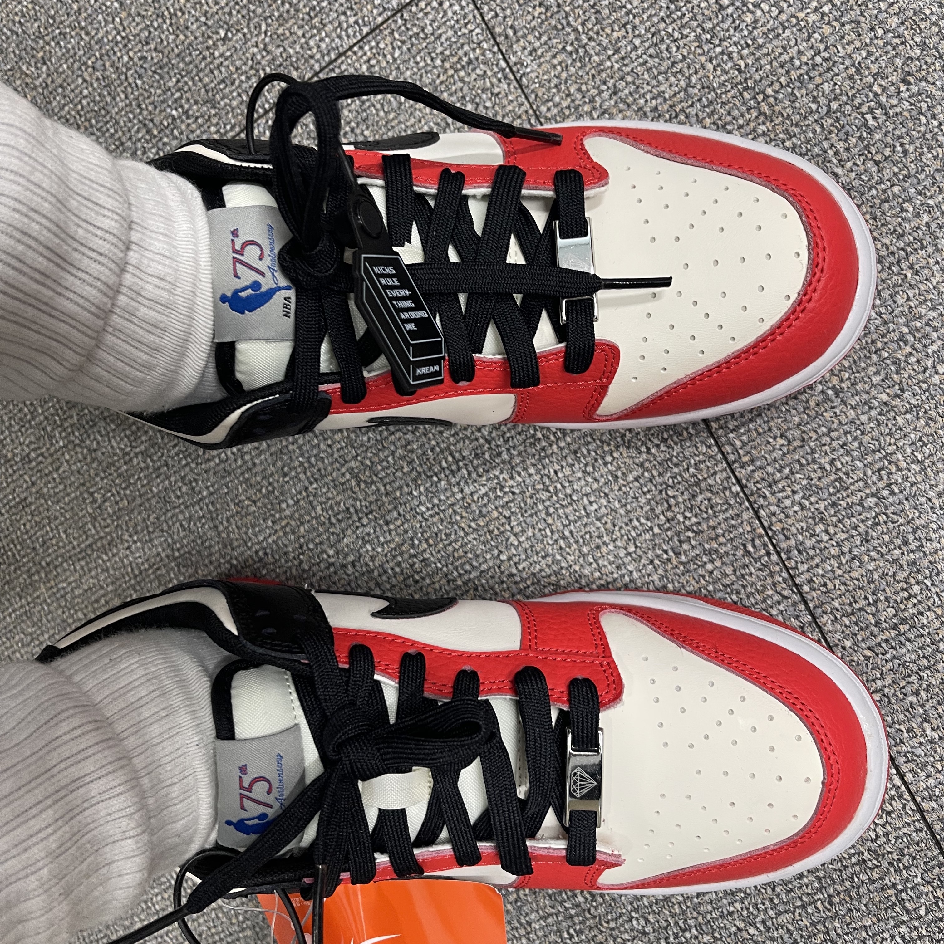 (GS) Nike x NBA Dunk Low Black and Chile Red 착용 스타일 - 2