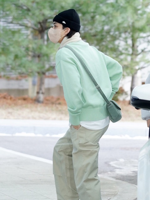 AMI de Coeur Oversize Sweater Aqua - 22SS 착용 스타일 - 2