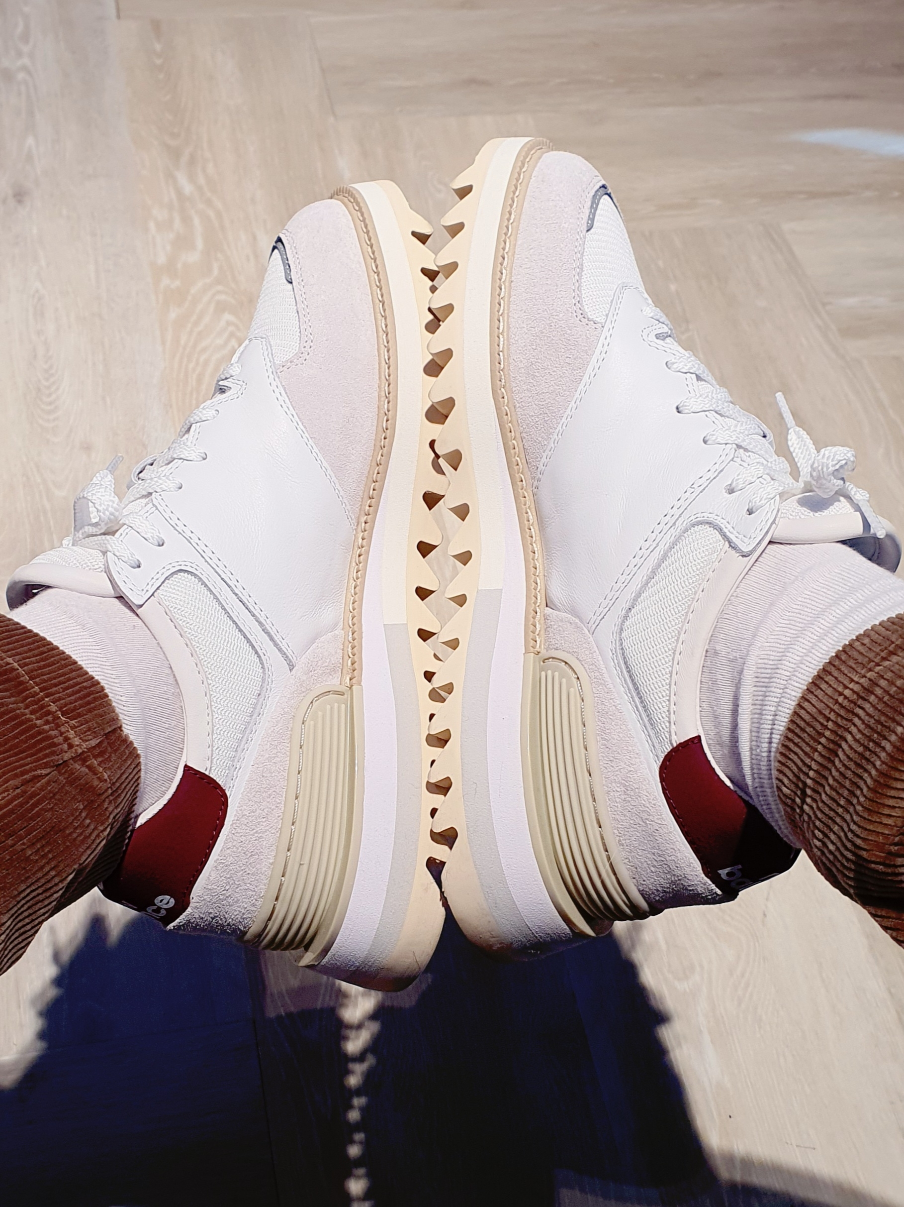 New Balance x Tokyo Design Studio 574 White Burgundy 착용 스타일 - 2