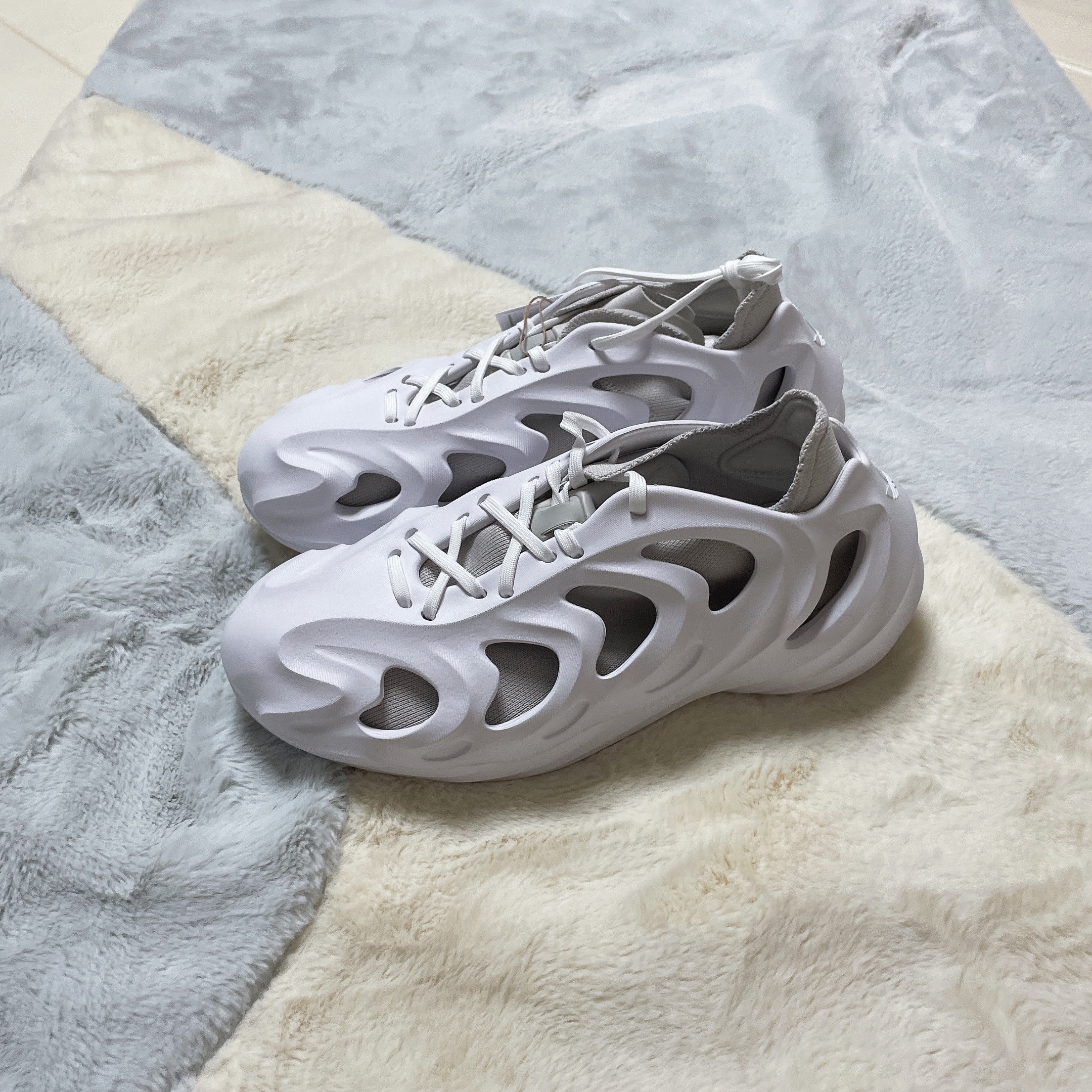 Adidas Adifom Q Cloud White Grey 착용 스타일 - 1