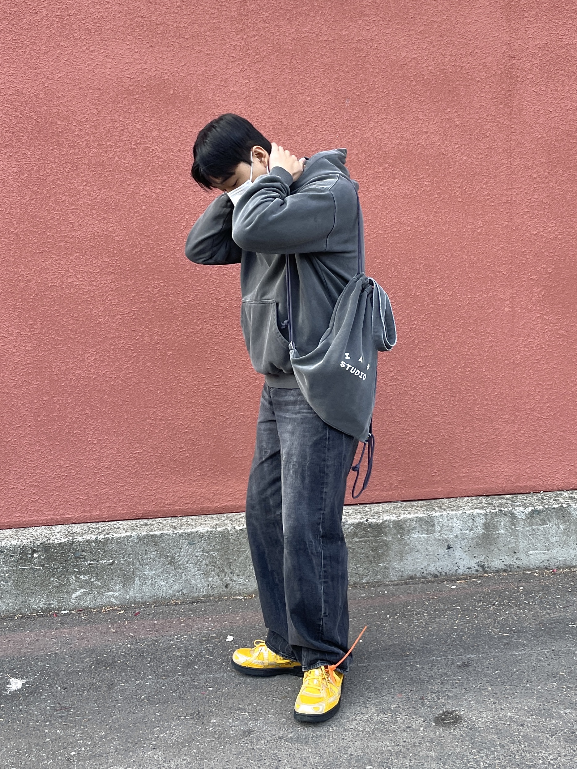 IAB Studio Pigment Hoodie & Sack Black, Nike x Off-White Air Rubber Dunk University Gold 착용 스타일 - 2