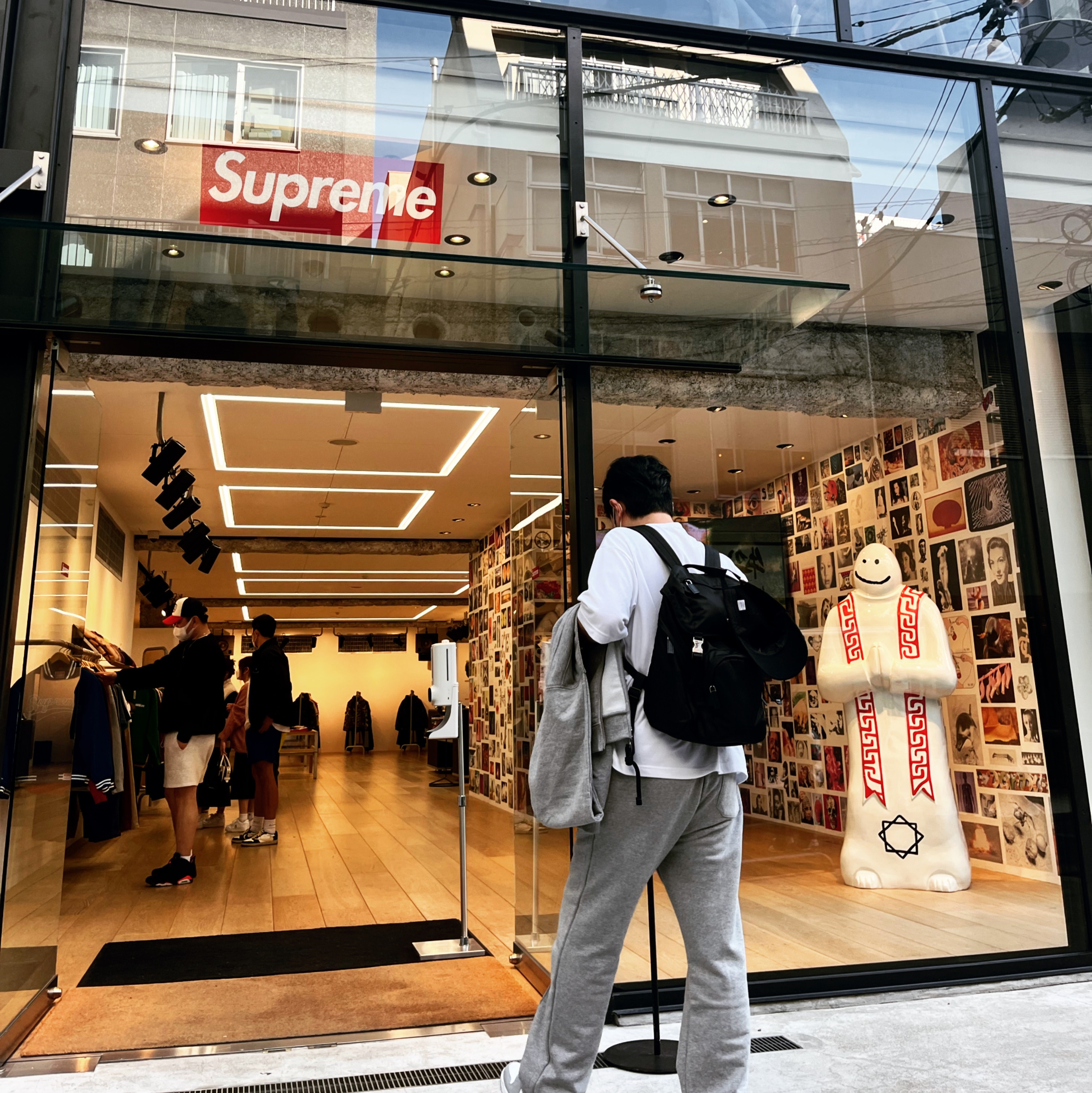 Jordan 1 Mid Light Smoke Grey Anthracite, Prada Re-Nylon and Saffiano Leather Backpack Black 착용 스타일