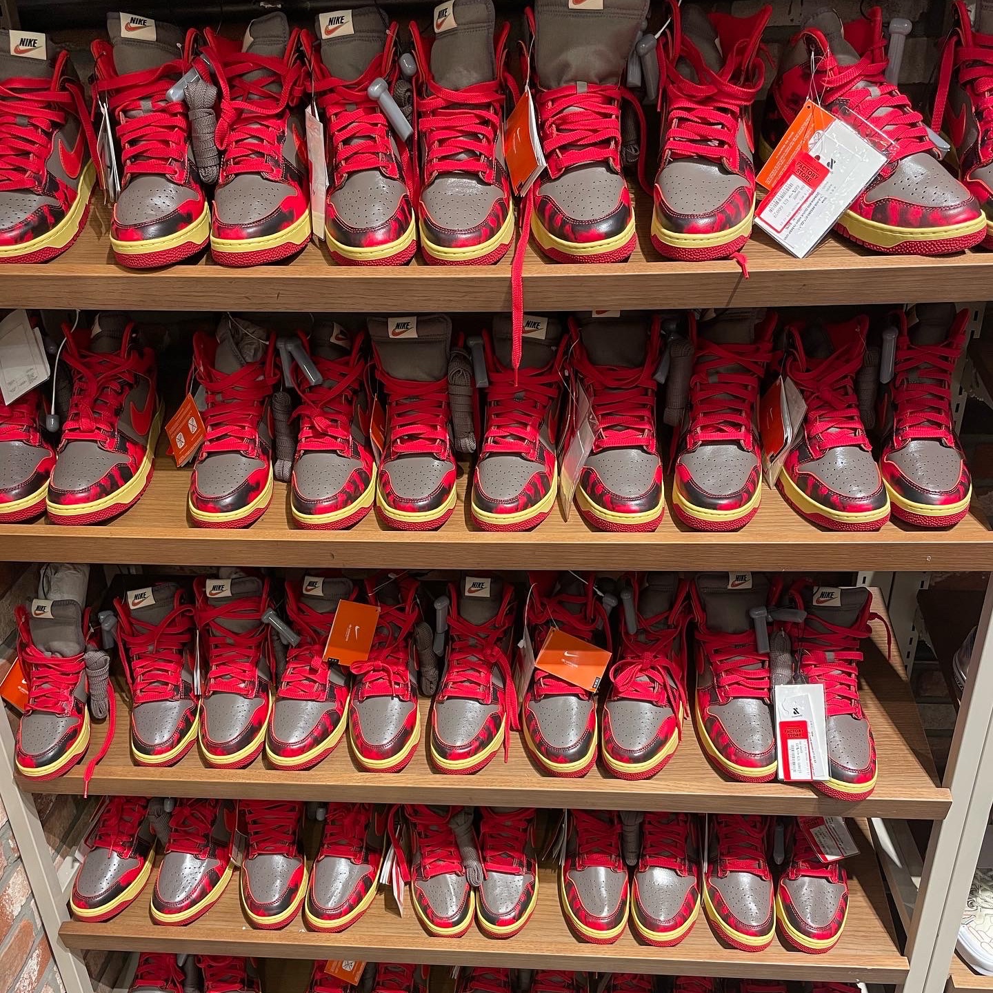 Nike Dunk High 1985 SP Red Acid Wash 착용 스타일 - 1