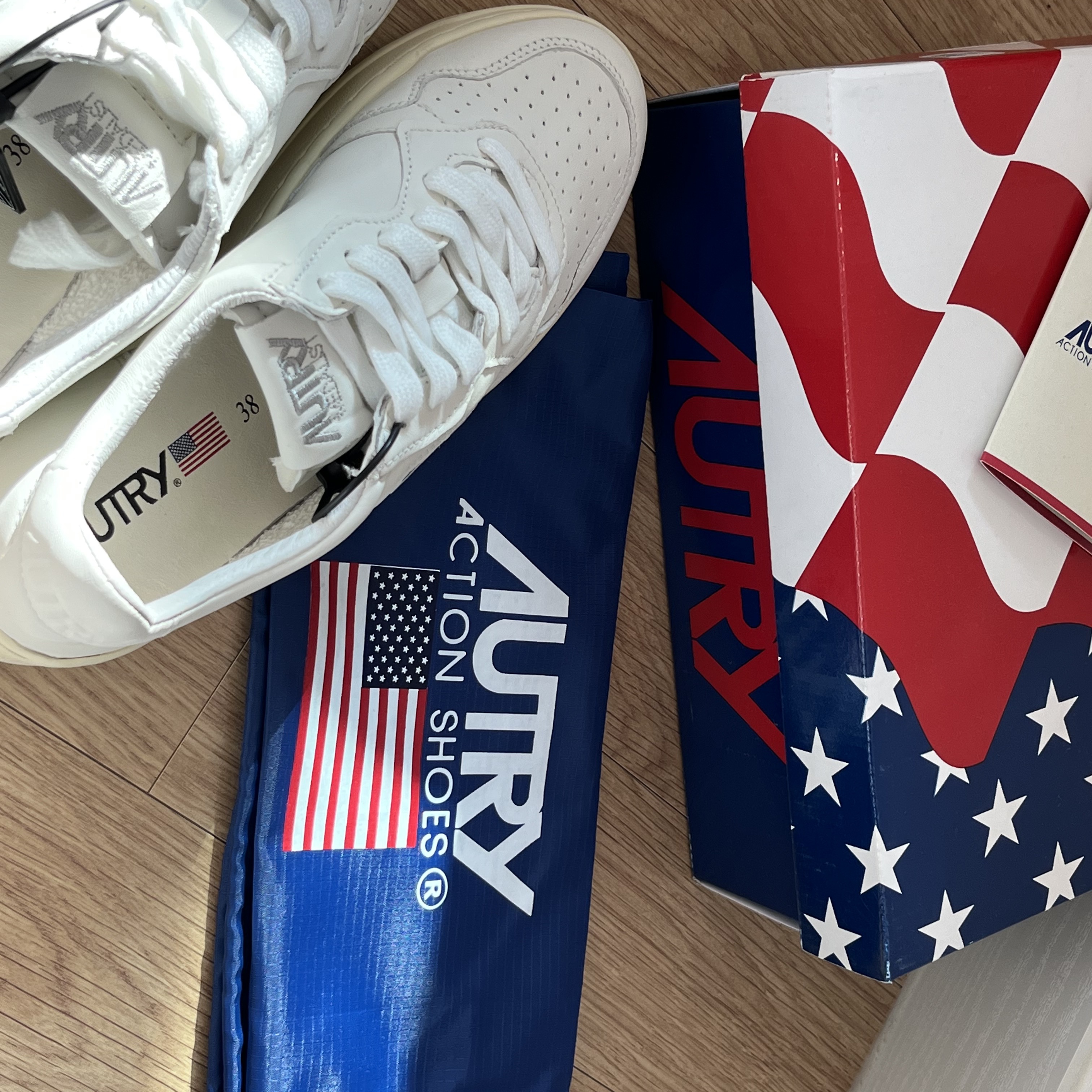 (W) Autry Medalist Low Goatskin Sneakers White 착용 스타일 - 3