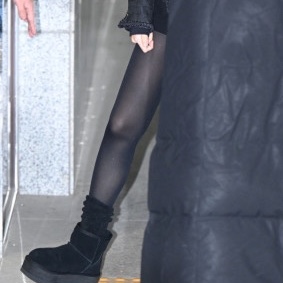 (W) UGG Classic Mini Platform Boots Black 착용 스타일 - 5
