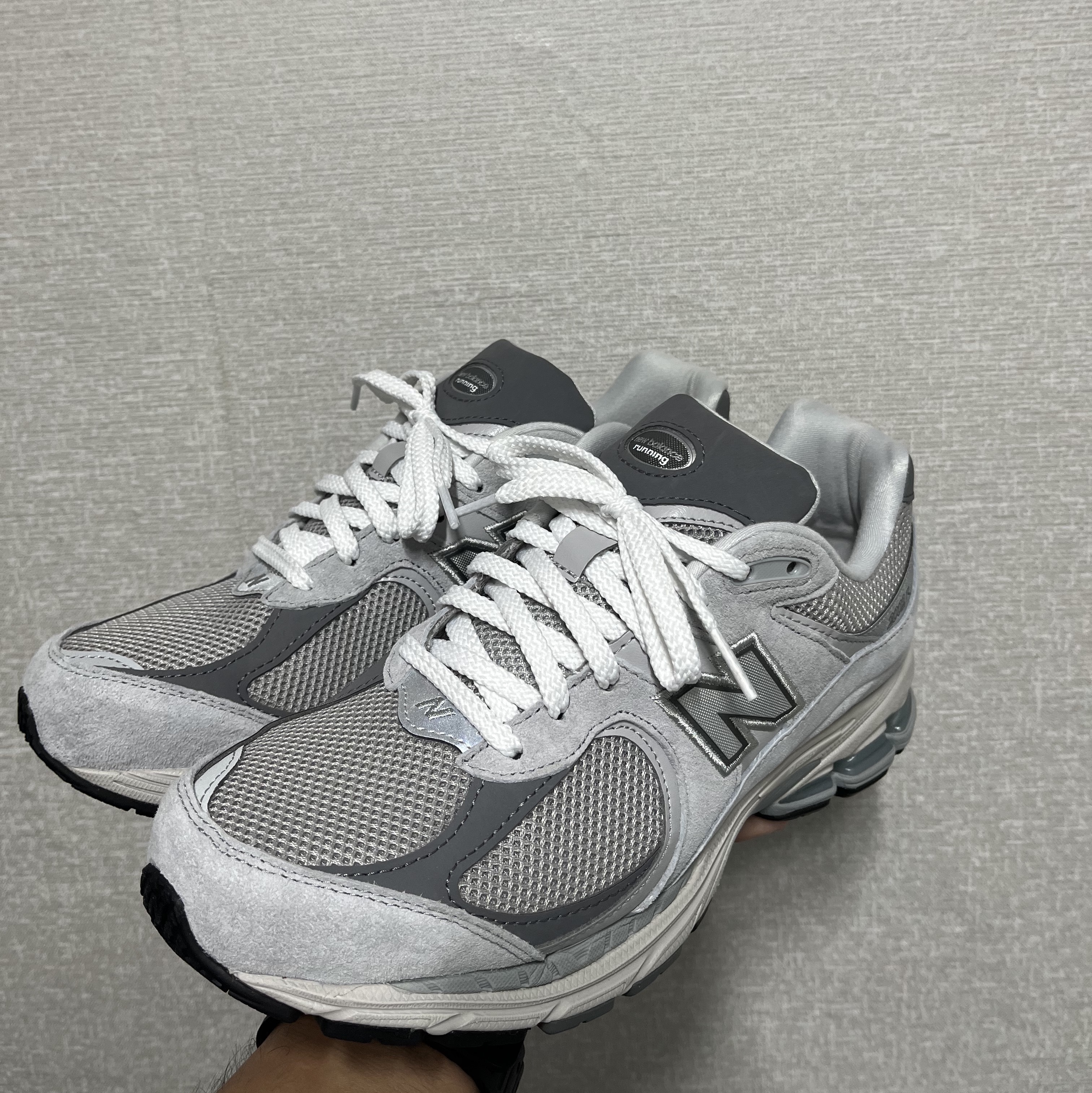 New Balance 2002R T2 Gray 착용 스타일