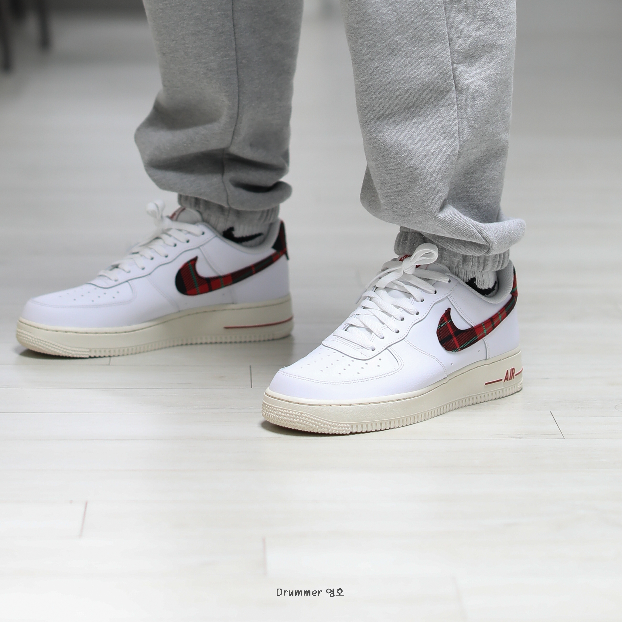 Nike Air Force 1 Low University Red Stadium Green 착용 스타일