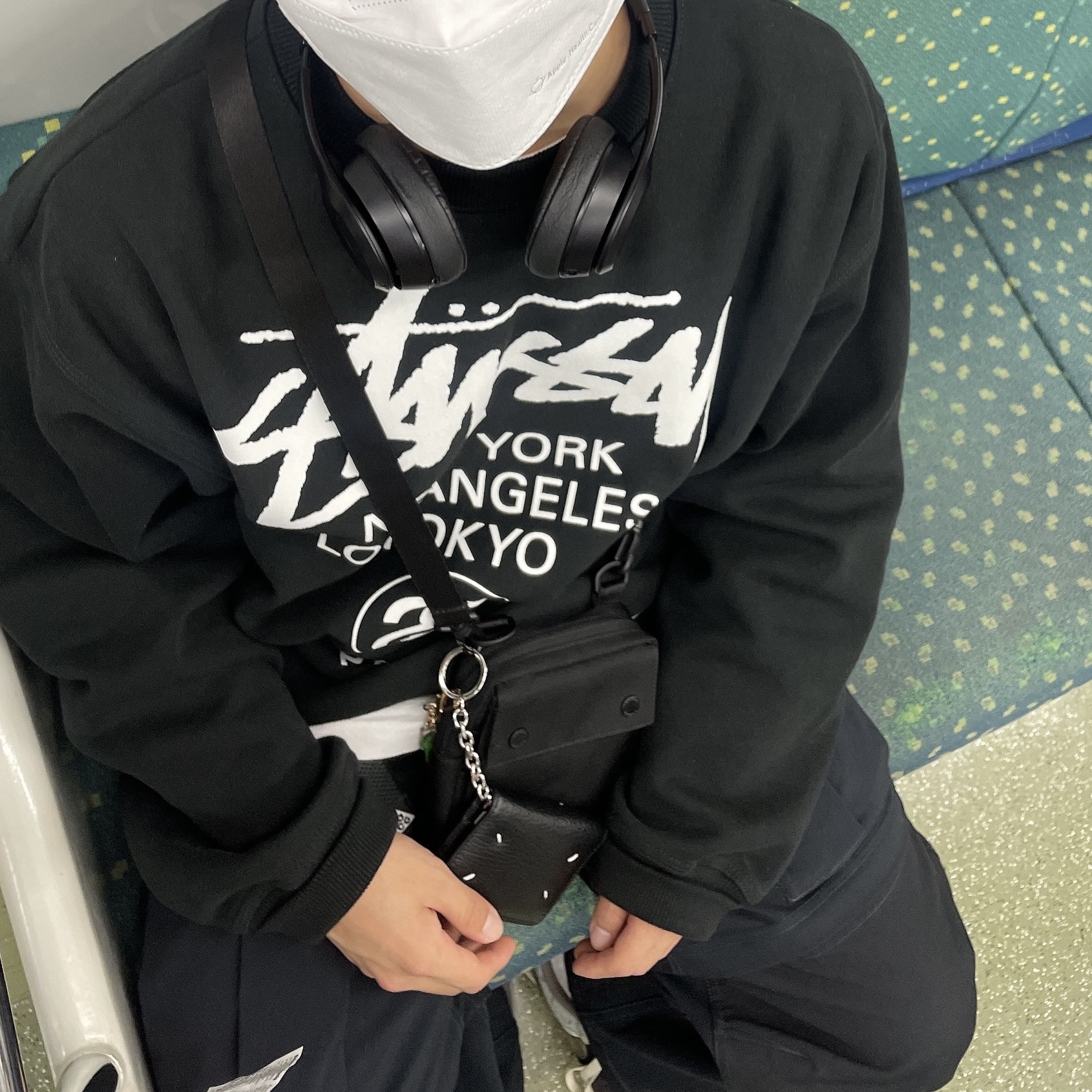 Stussy World Tour Crew Black 2022, Maison Margiela Keyring Wallet Black 착용 스타일