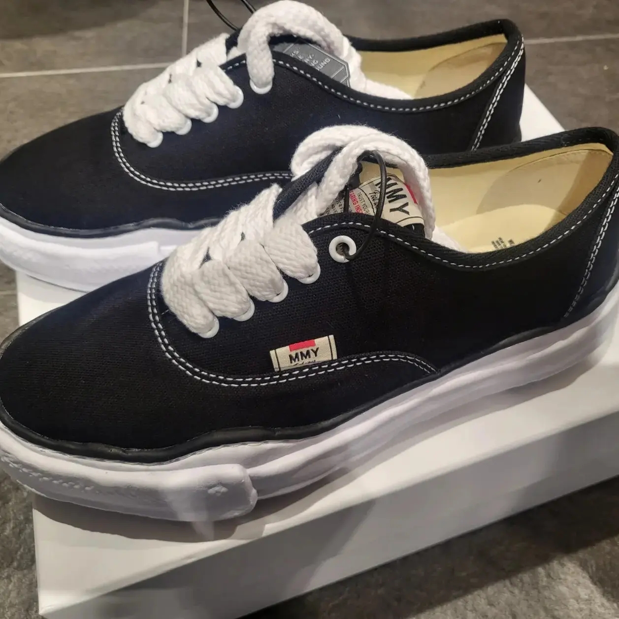 Maison Mihara Yasuhiro Baker OG Sole Canvas Low Cut Sneakers Black 착용 스타일 - 1