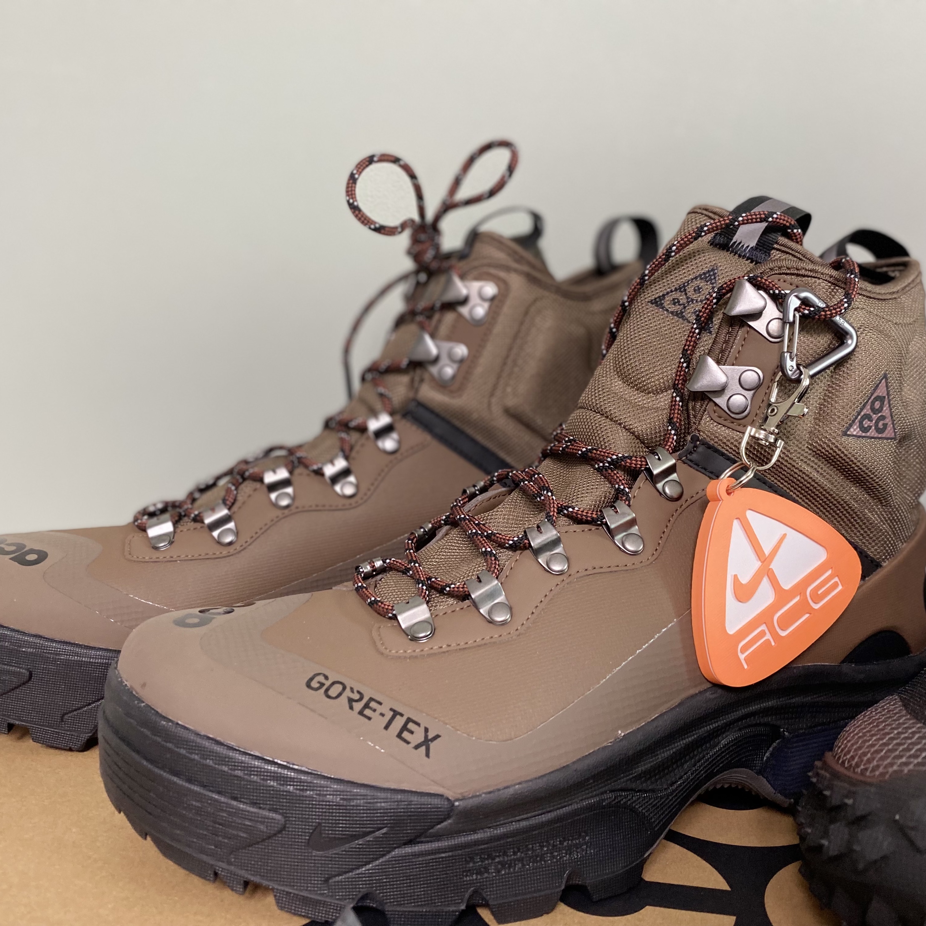 Nike ACG Mountain Fly Gore-Tex Black and Dark Grey, Nike ACG Air Zoom Gaiadome Gore-Tex Trails End Brown 착용 스타일 - 3