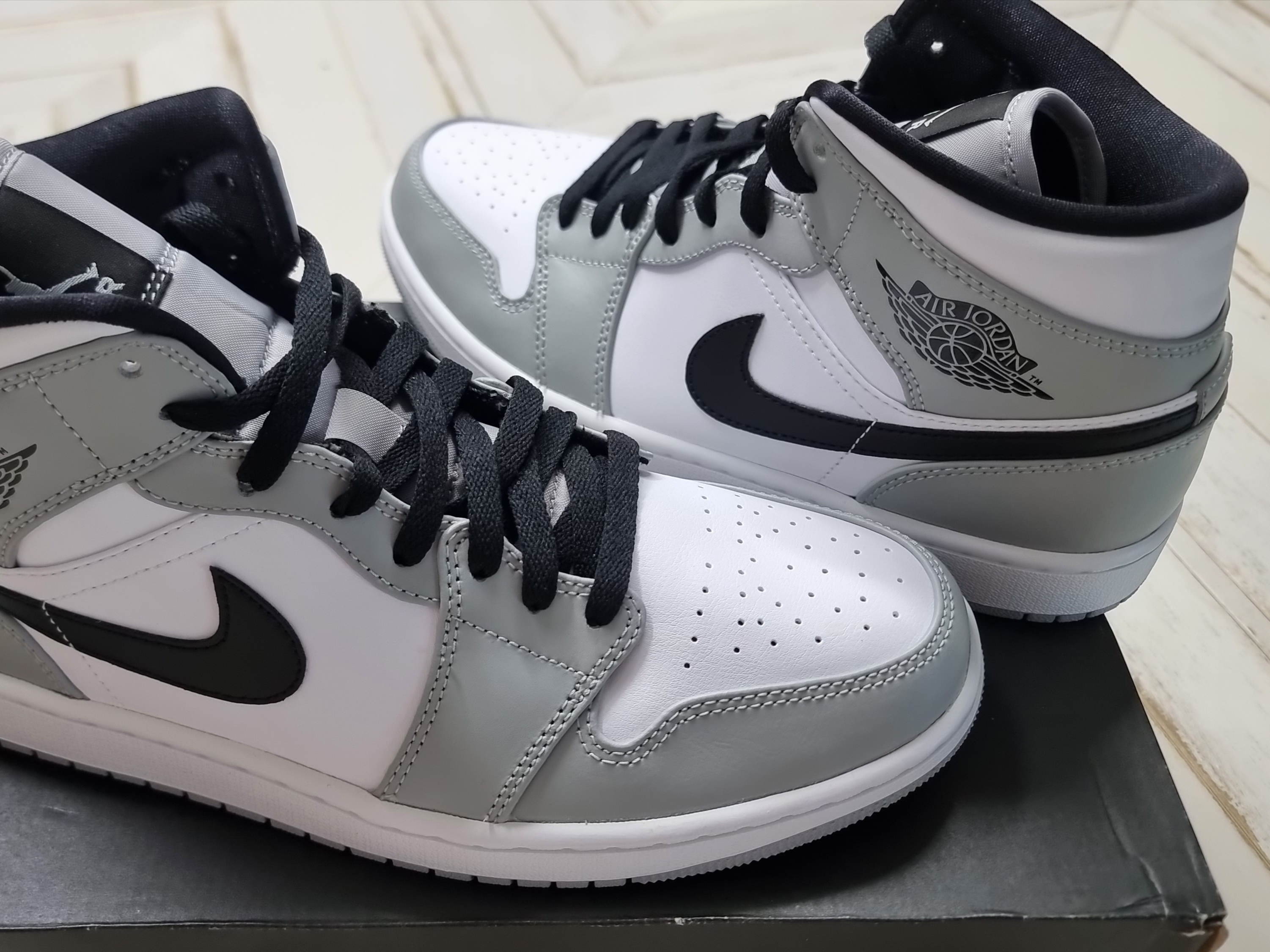 Jordan 1 Mid Light Smoke Grey 착용 스타일 - 3