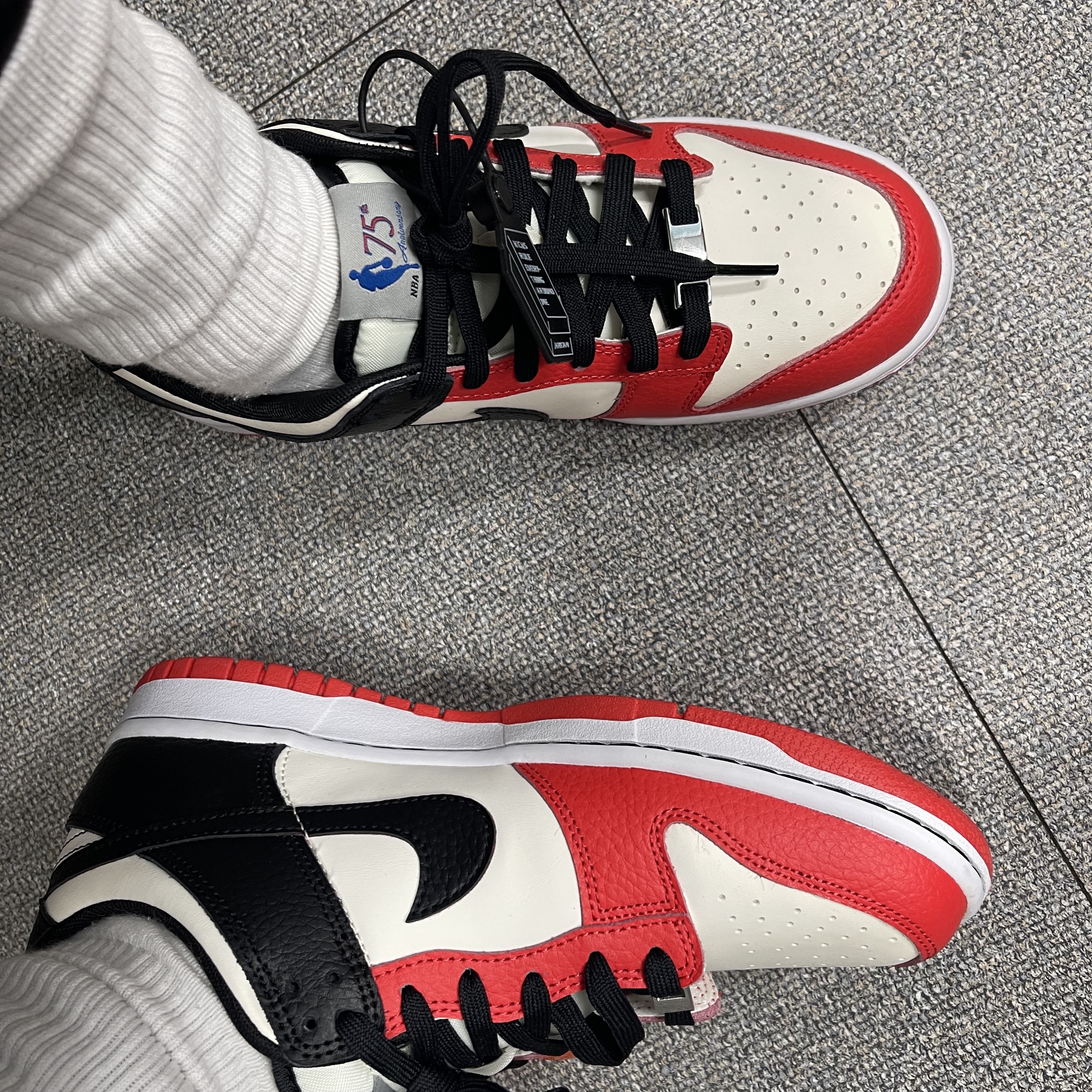 (GS) Nike x NBA Dunk Low Black and Chile Red 착용 스타일 - 1