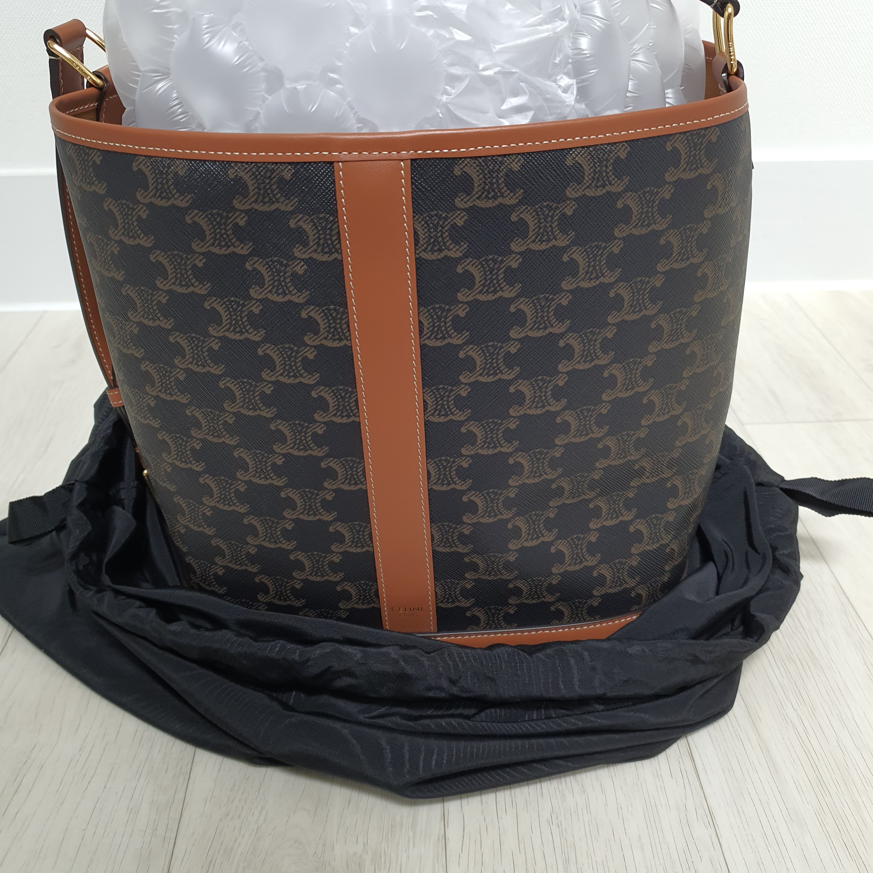 Celine Medium Bucket in Triomphe Canvas and Calfskin Tan 착용 스타일 - 1
