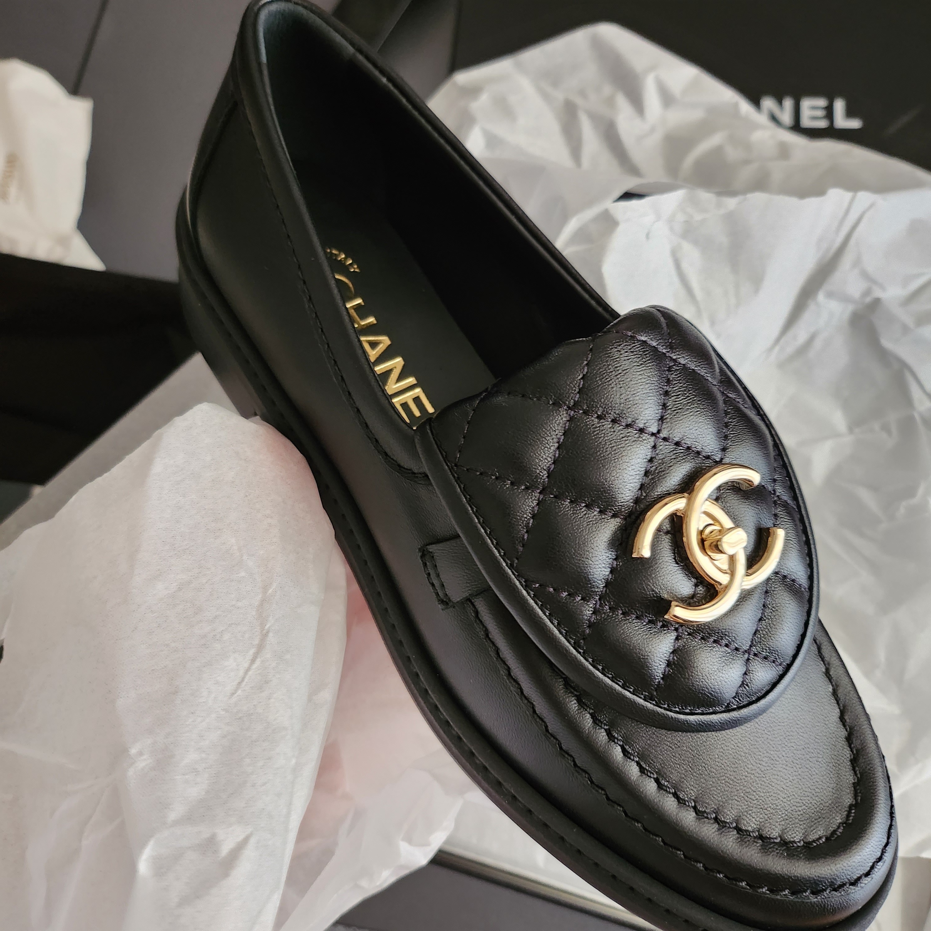 (W) Chanel Loafers Lambskin & Gold Black 착용 스타일