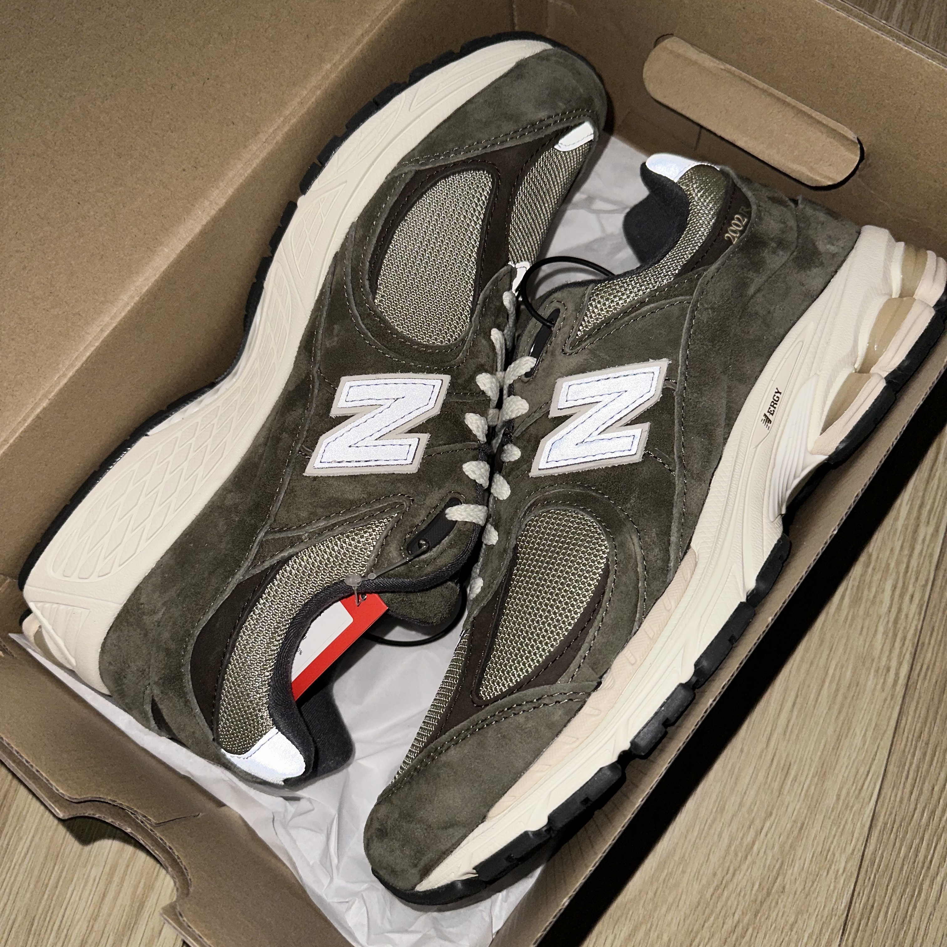 New Balance 2002R Special Vintage Khaki 착용 스타일